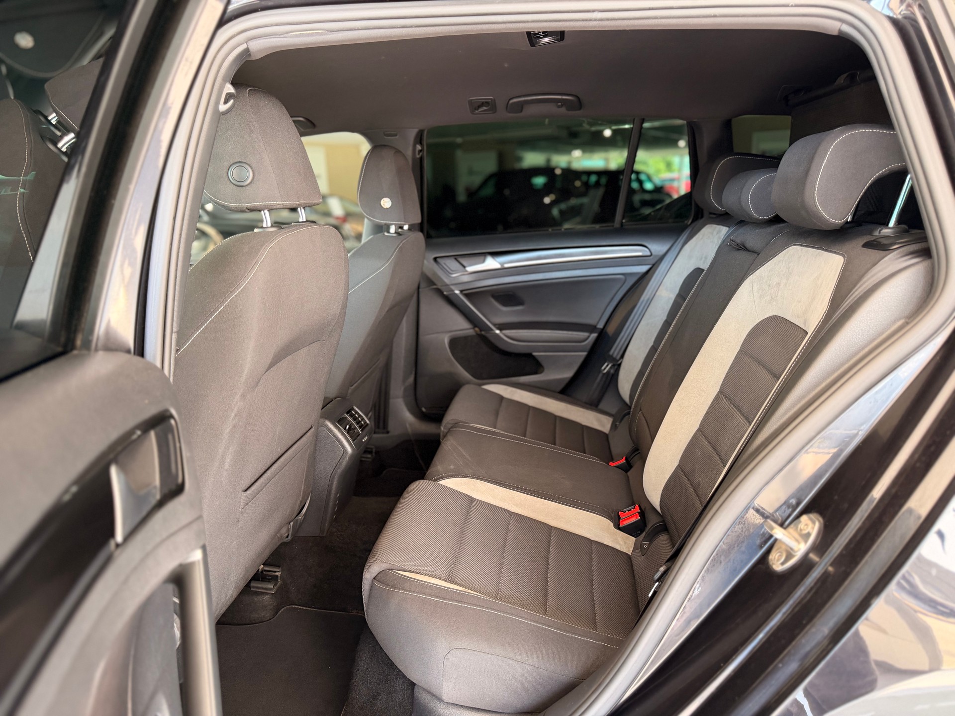 VW Golf Variant 2.0 TSI R 4 Motion DSG-image-15