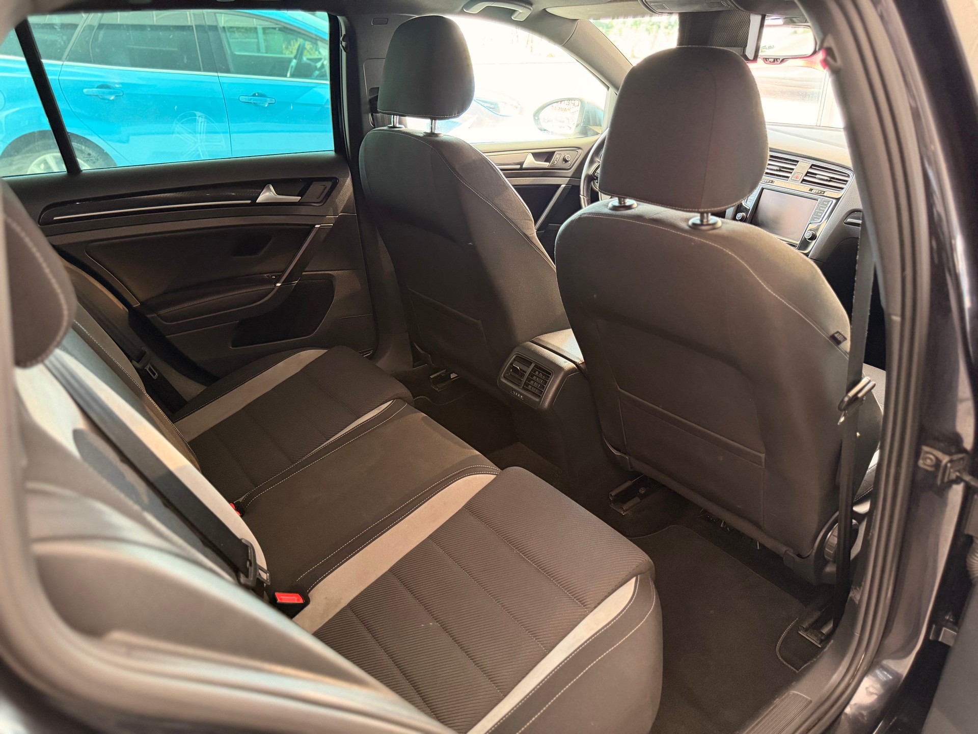 VW Golf Variant 2.0 TSI R 4 Motion DSG-image-18