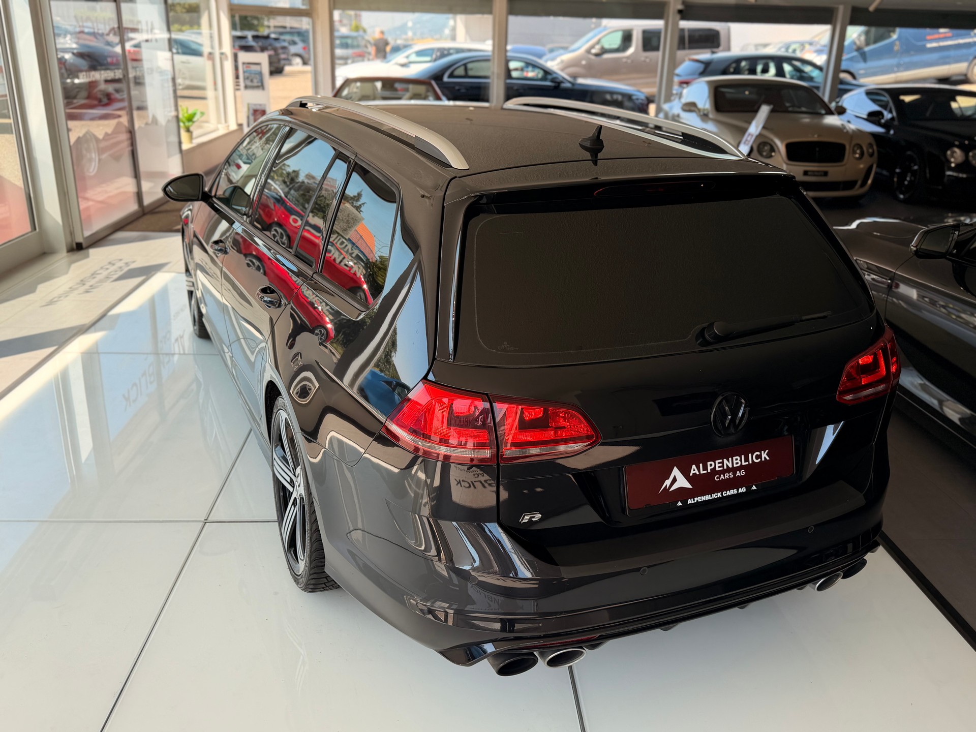VW Golf Variant 2.0 TSI R 4 Motion DSG-image-8