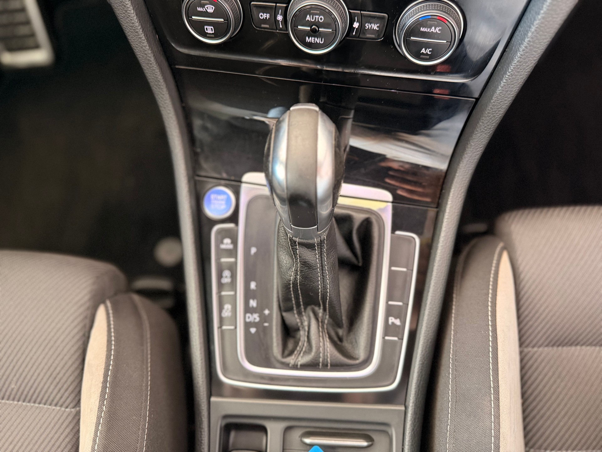 VW Golf Variant 2.0 TSI R 4 Motion DSG-image-24