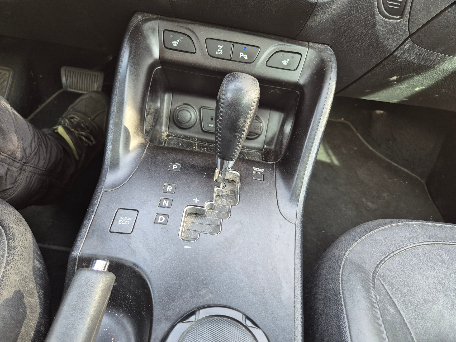 HYUNDAI iX 35 2.0 CRDi Premium 4WD Automatic-image-13
