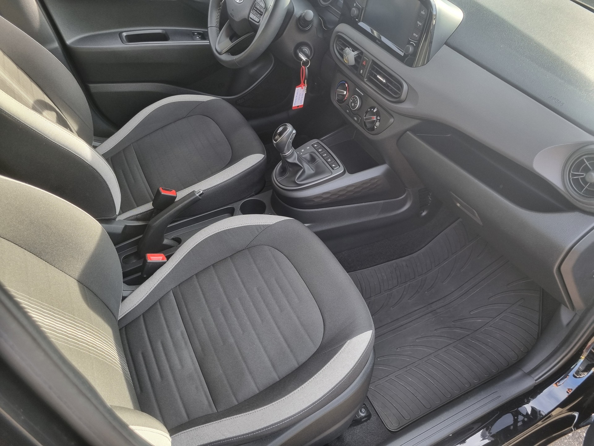HYUNDAI i10 1.2 Launch Automat-image-10