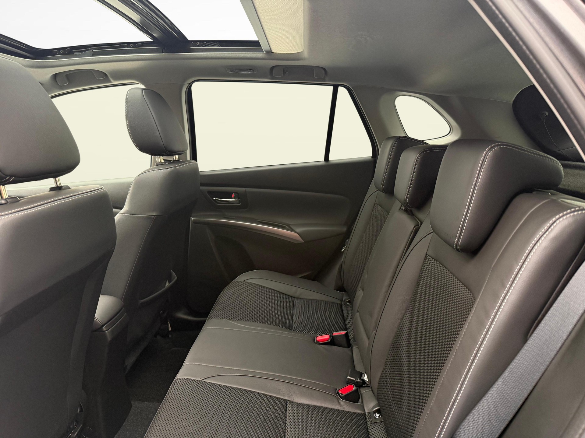SUZUKI S-Cross 1.4 T Sakura Top Hybrid 4x4-image-10