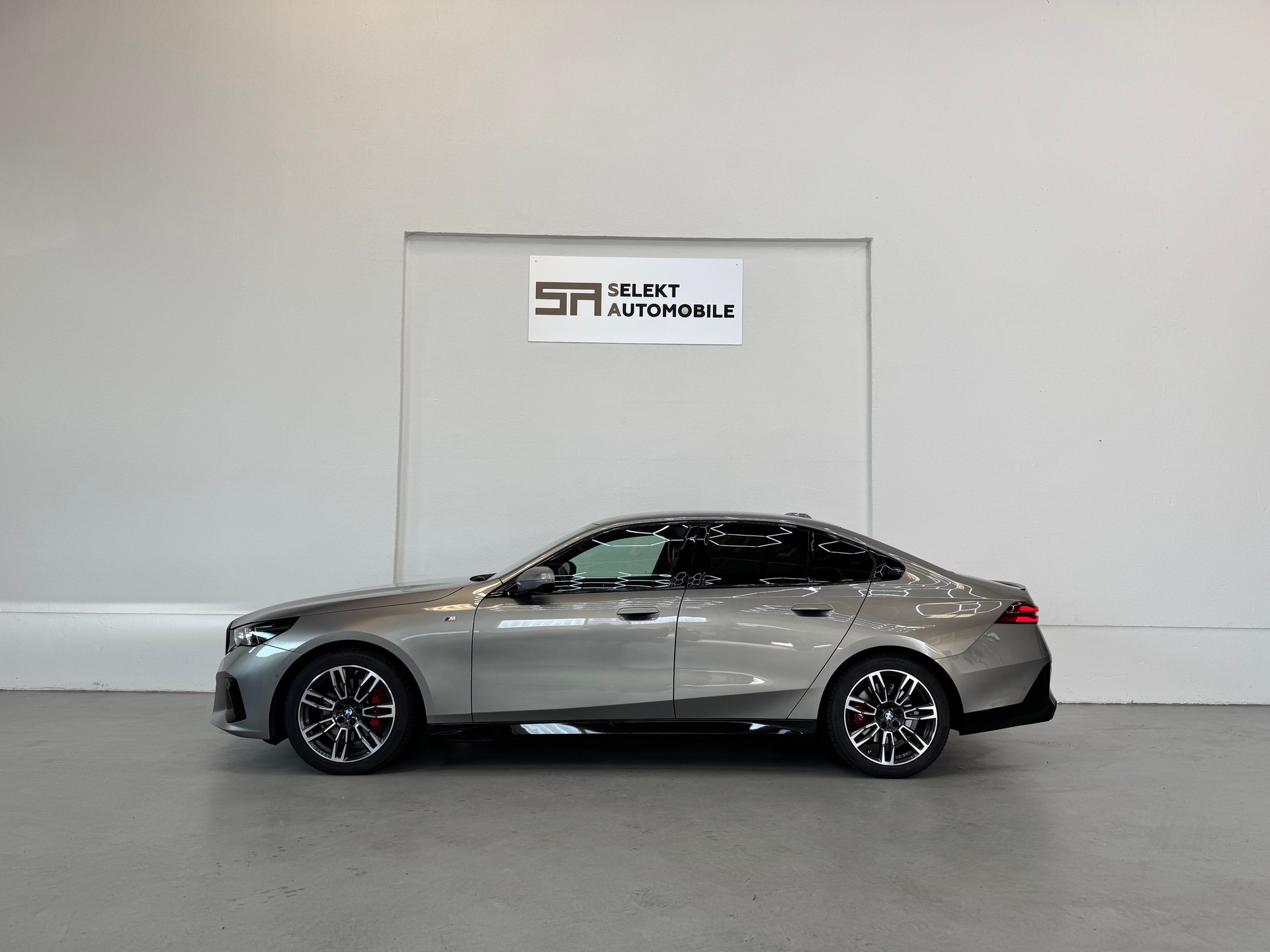 BMW 520d xDrive 48V M Sport Pro Steptronic-showroom-element-3