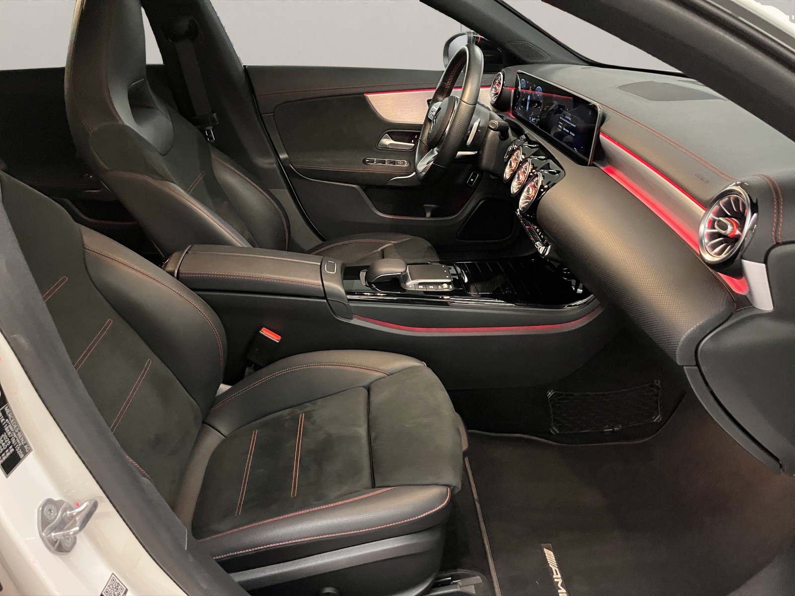 MERCEDES-BENZ CLA-Klasse X118 Shooting Brake CLA 200 AMG Line-image-12