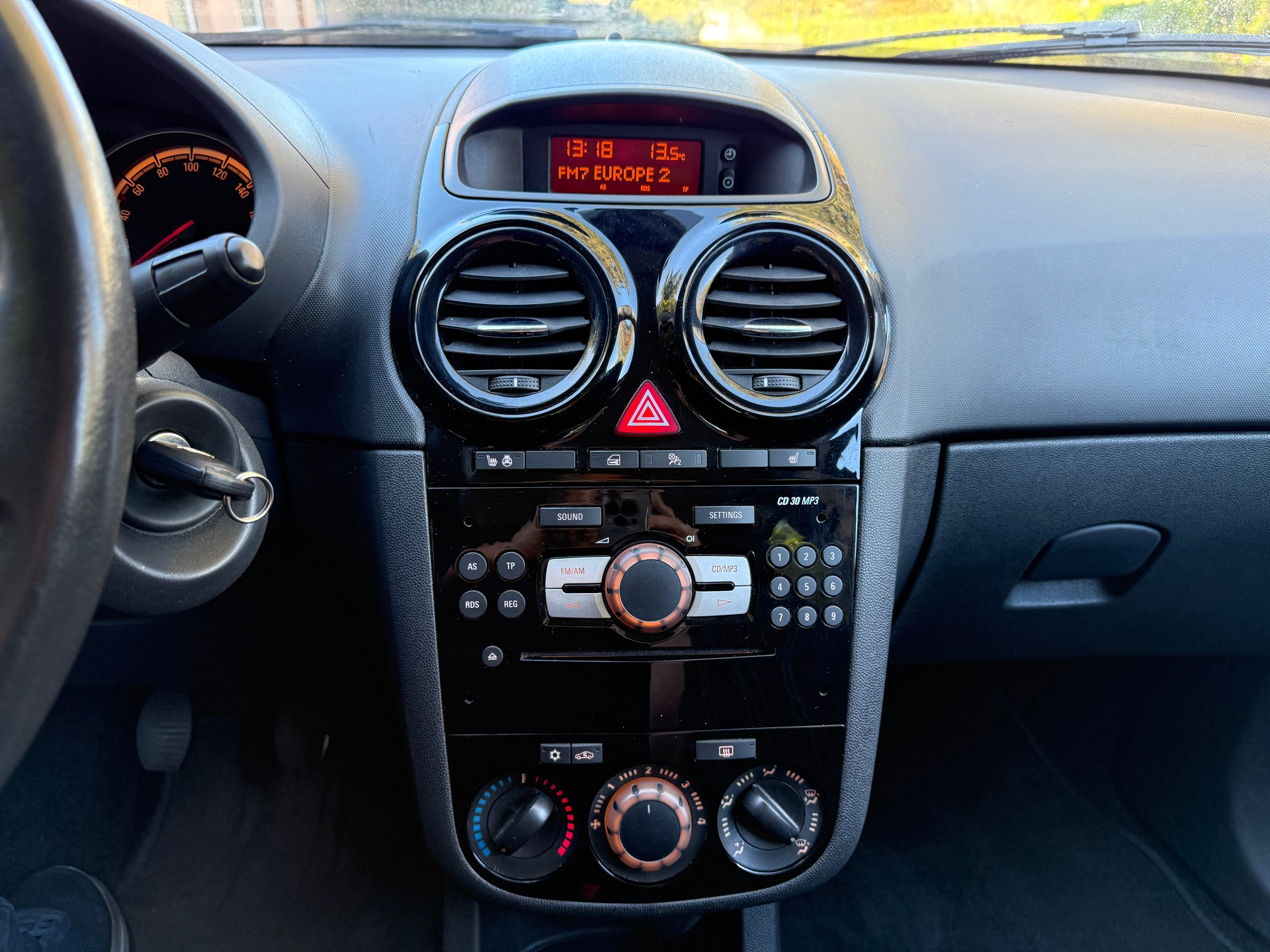 OPEL Corsa 1.4 TP Color Edition-image-12