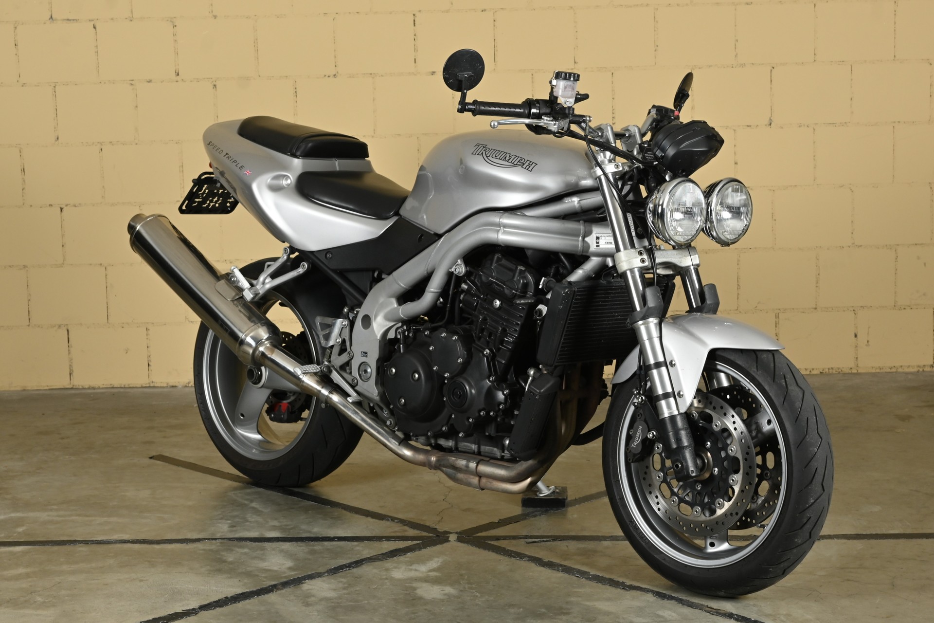 TRIUMPH Speed Triple 955i-showroom-element-1