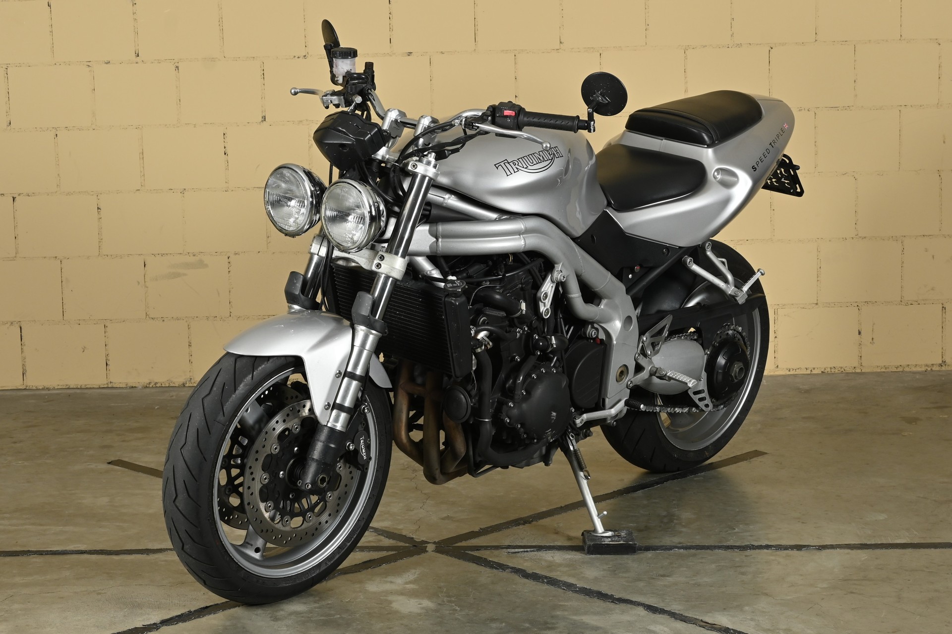 TRIUMPH Speed Triple 955i-showroom-element-2