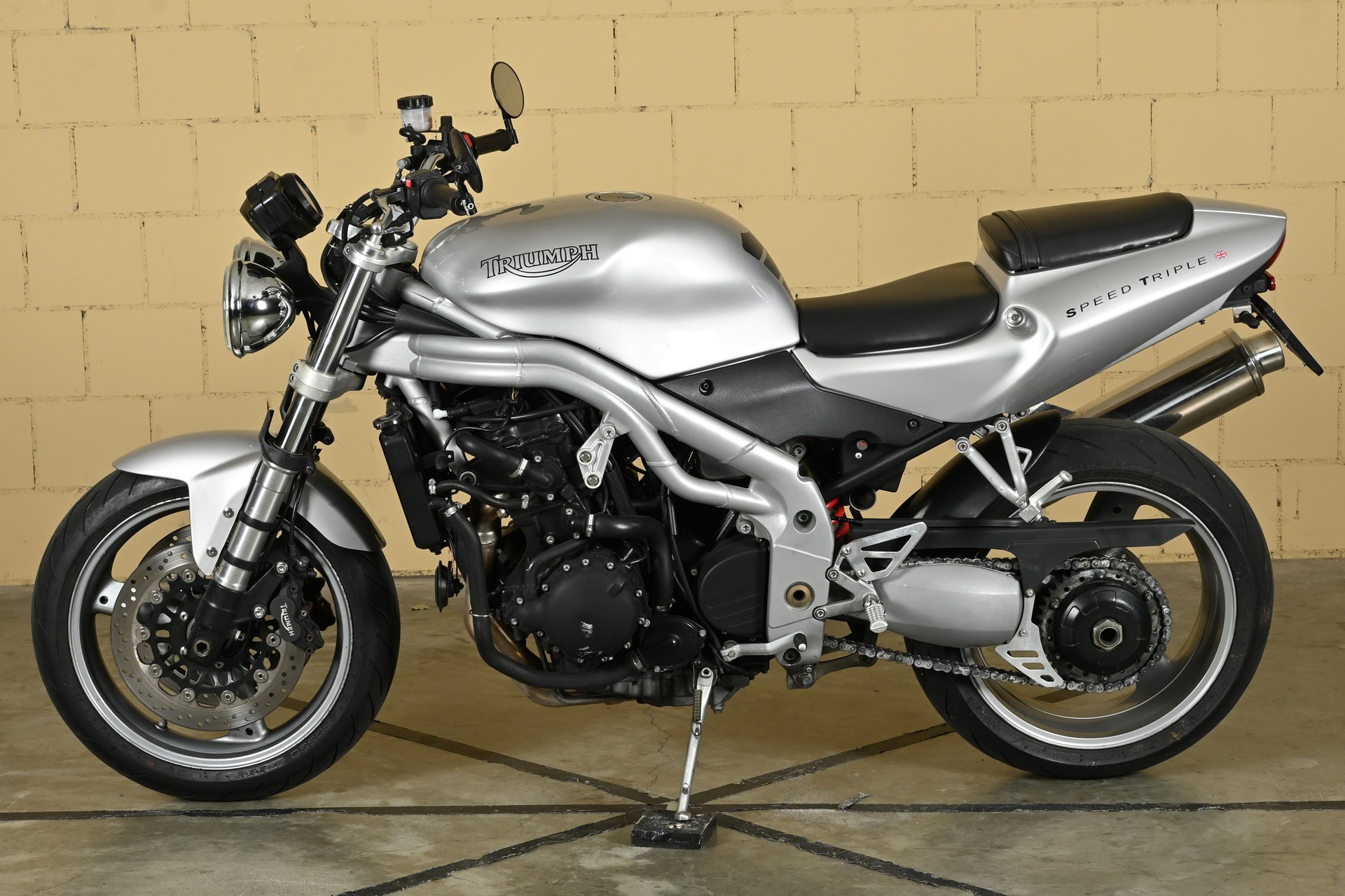 TRIUMPH Speed Triple 955i-showroom-element-3