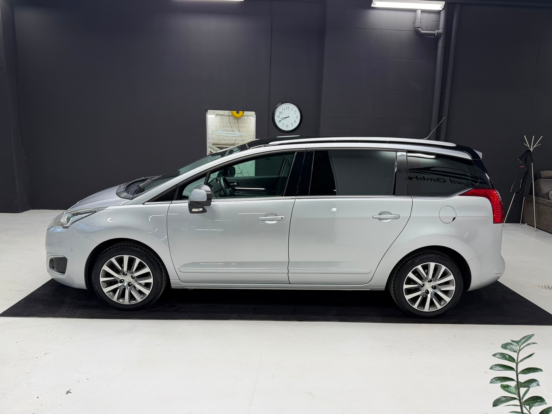 PEUGEOT 5008 1.6 THP Allure Tiptronic-image-3