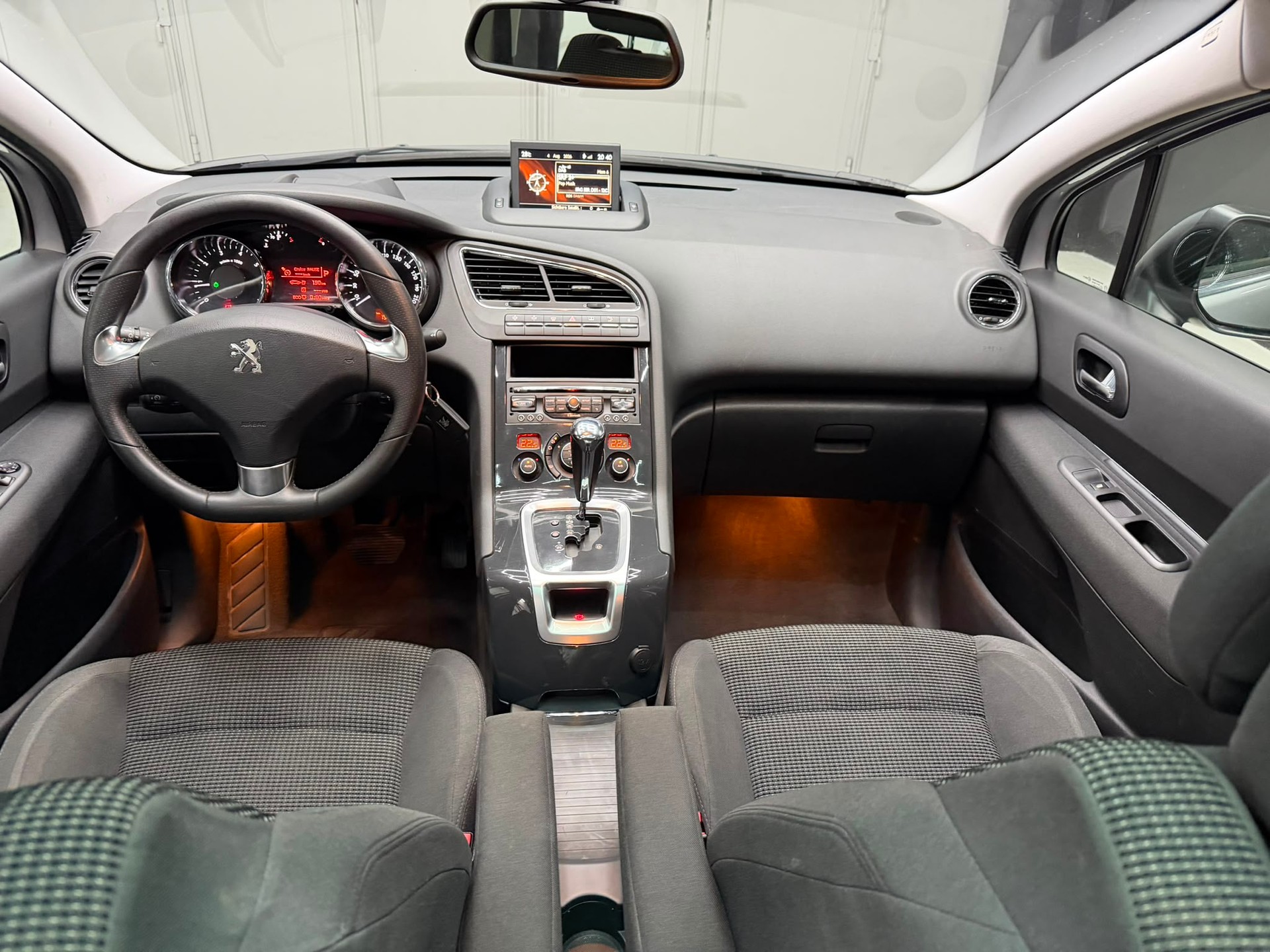 PEUGEOT 5008 1.6 THP Allure Tiptronic-image-4