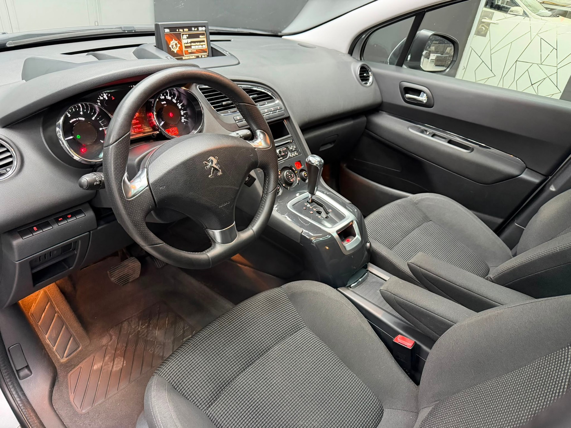 PEUGEOT 5008 1.6 THP Allure Tiptronic-image-6