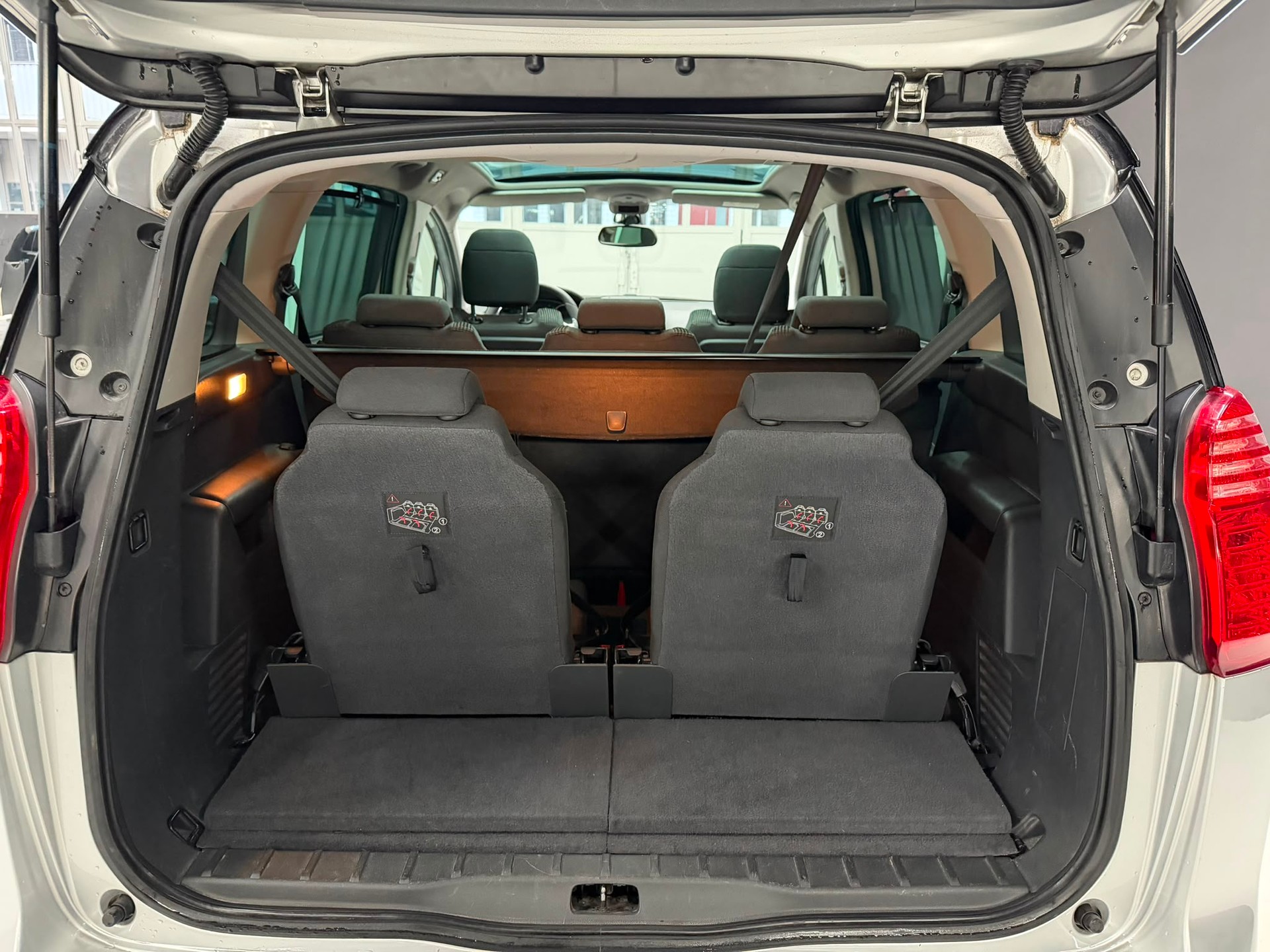 PEUGEOT 5008 1.6 THP Allure Tiptronic-image-11