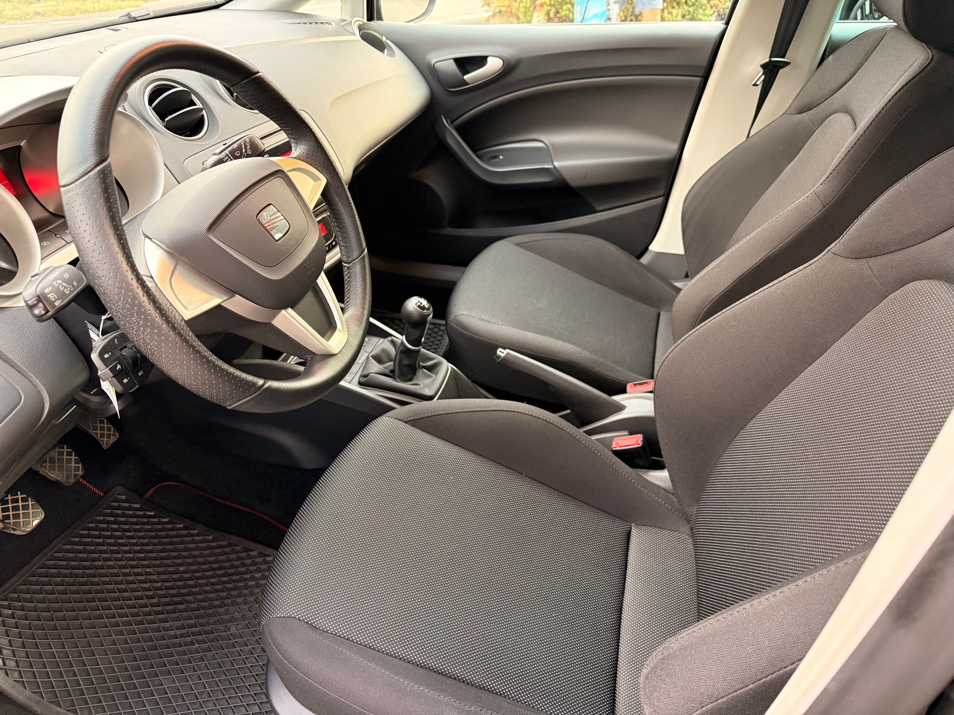 SEAT Ibiza 1.6 Sport-image-7
