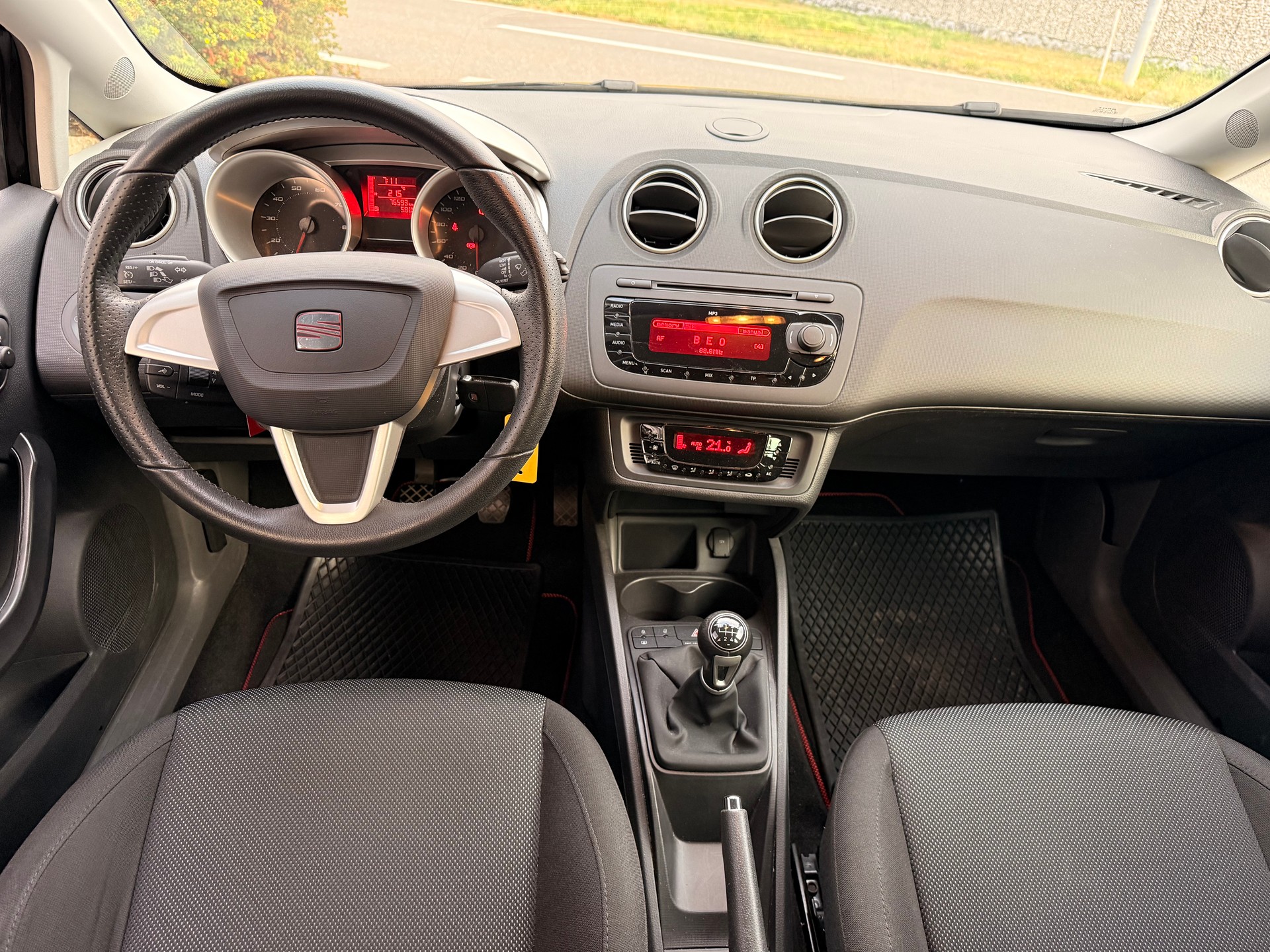 SEAT Ibiza 1.6 Sport-image-6