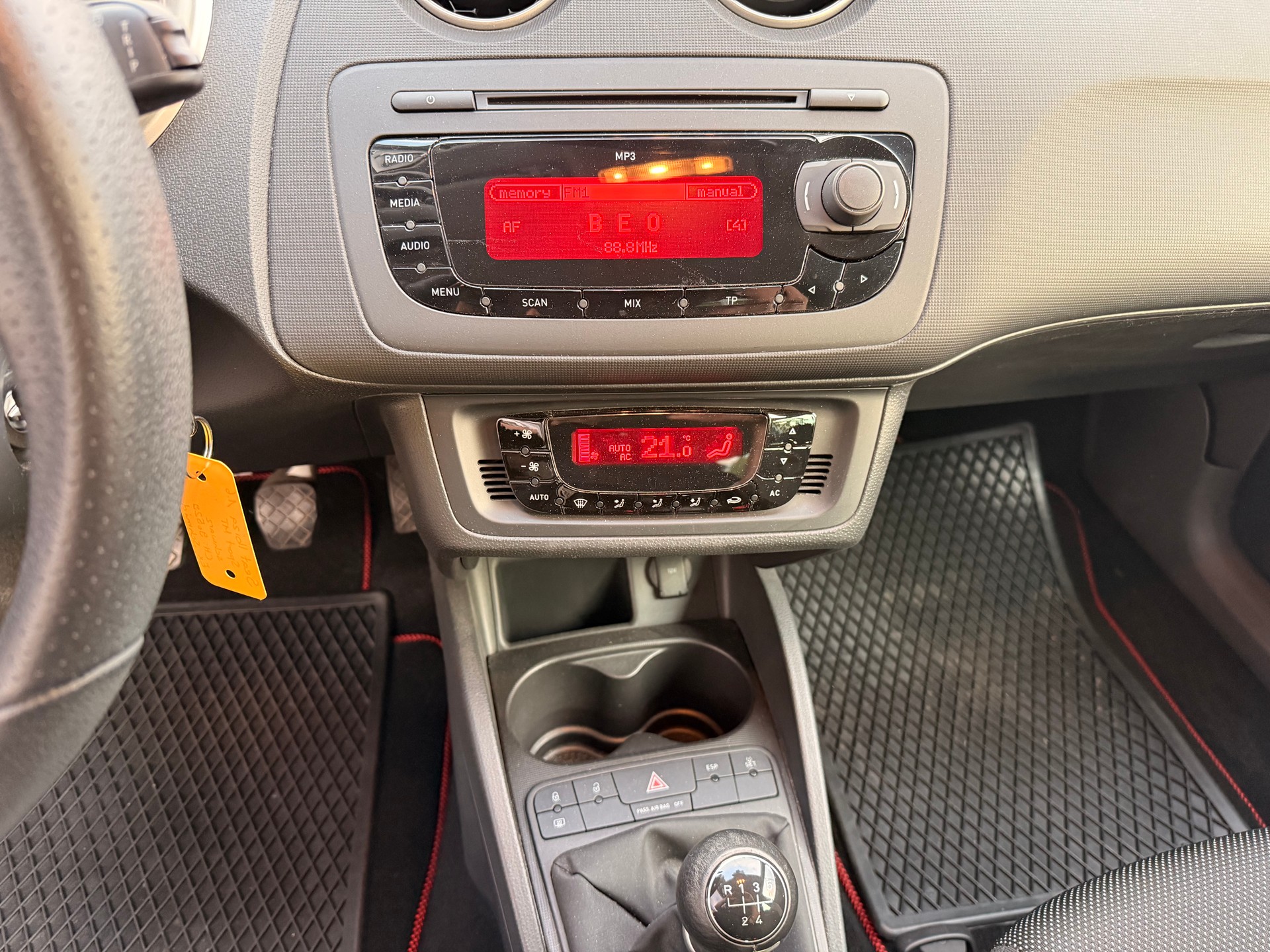 SEAT Ibiza 1.6 Sport-image-8