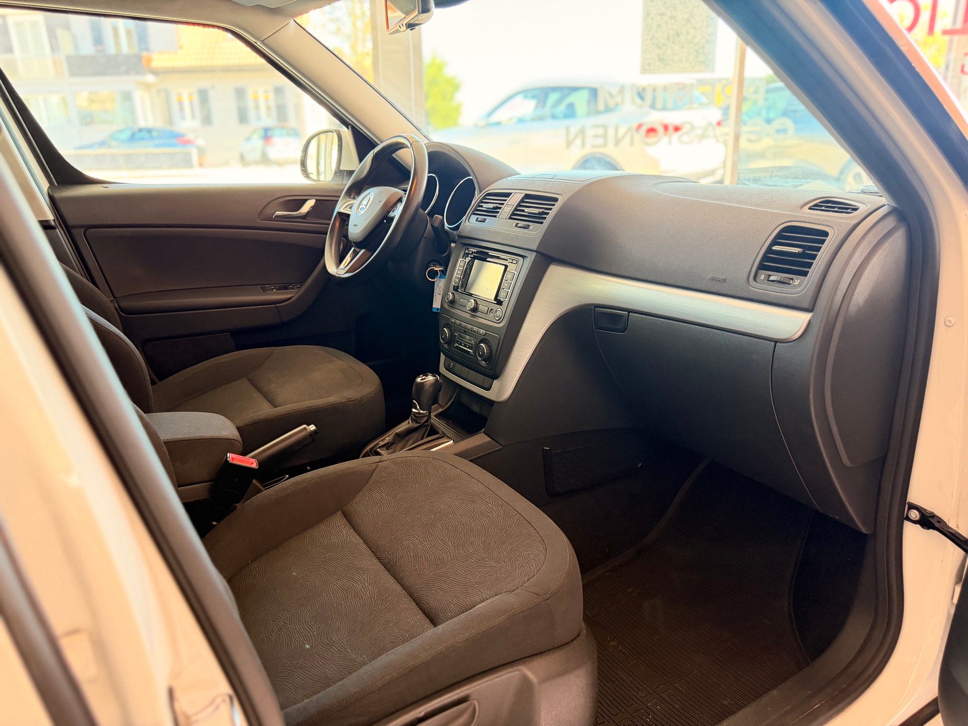SKODA Yeti 1.8 TSI Ambition 4x4 DSG-image-18