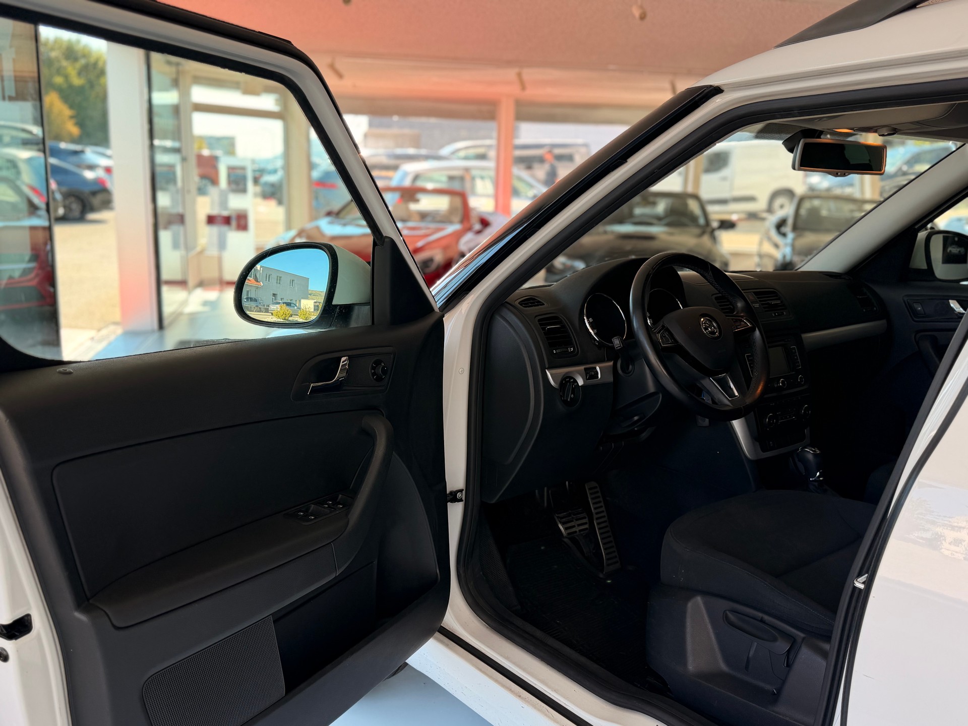 SKODA Yeti 1.8 TSI Ambition 4x4 DSG-image-12