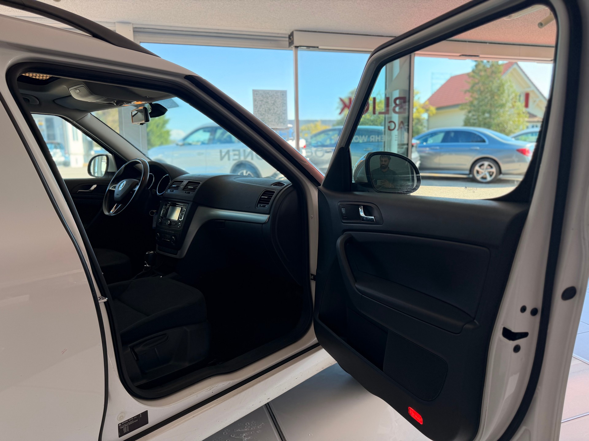 SKODA Yeti 1.8 TSI Ambition 4x4 DSG-image-17