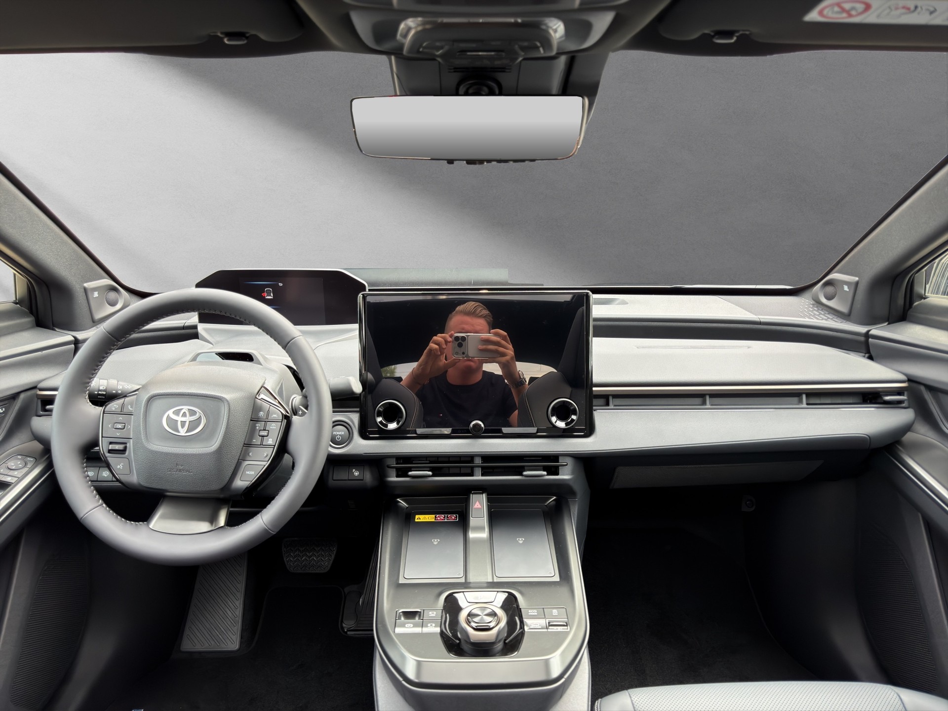 TOYOTA bZ4X Premium AWD-showroom-element-3