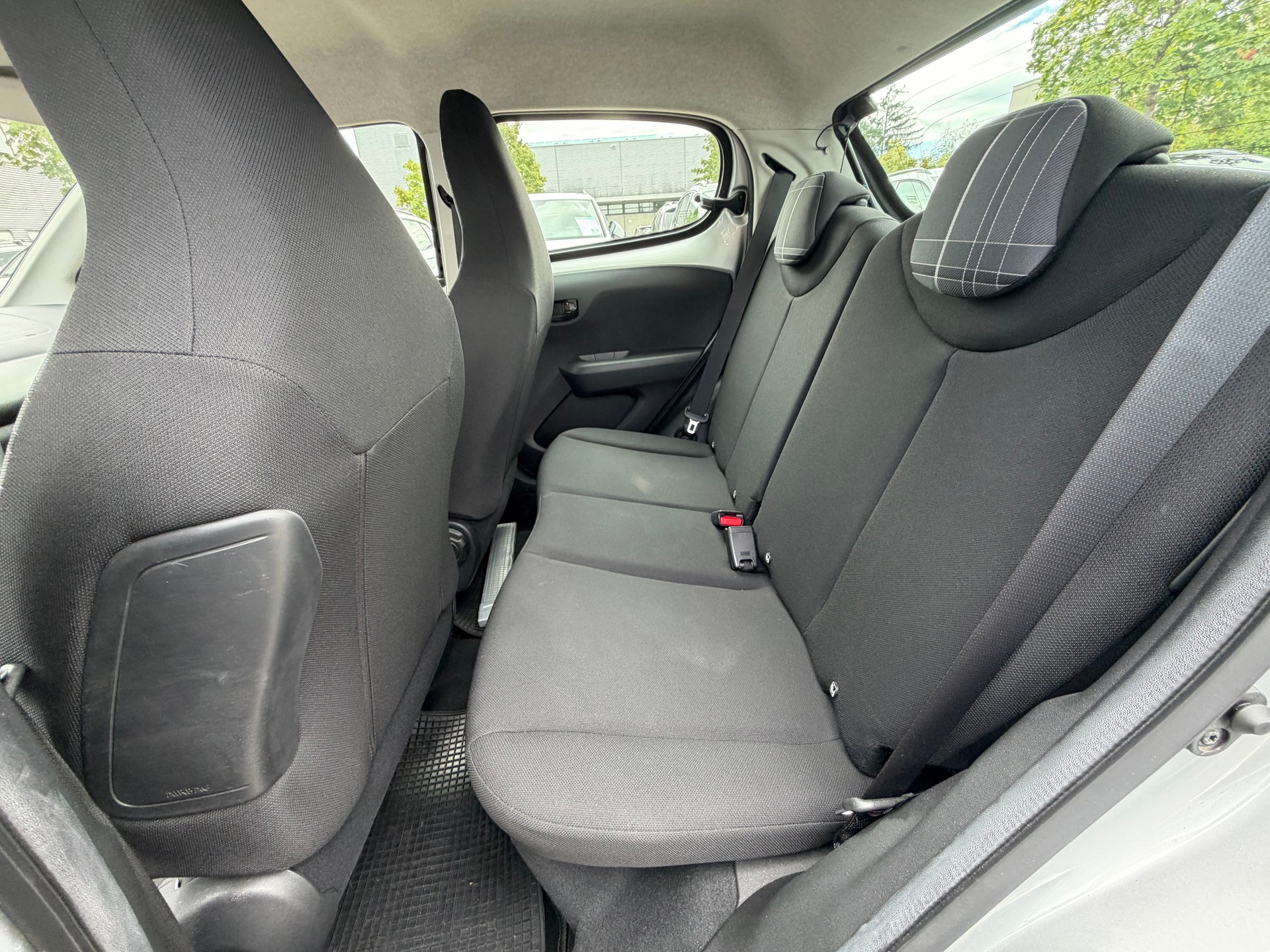 PEUGEOT 108 1.0 VTi Envy-image-9