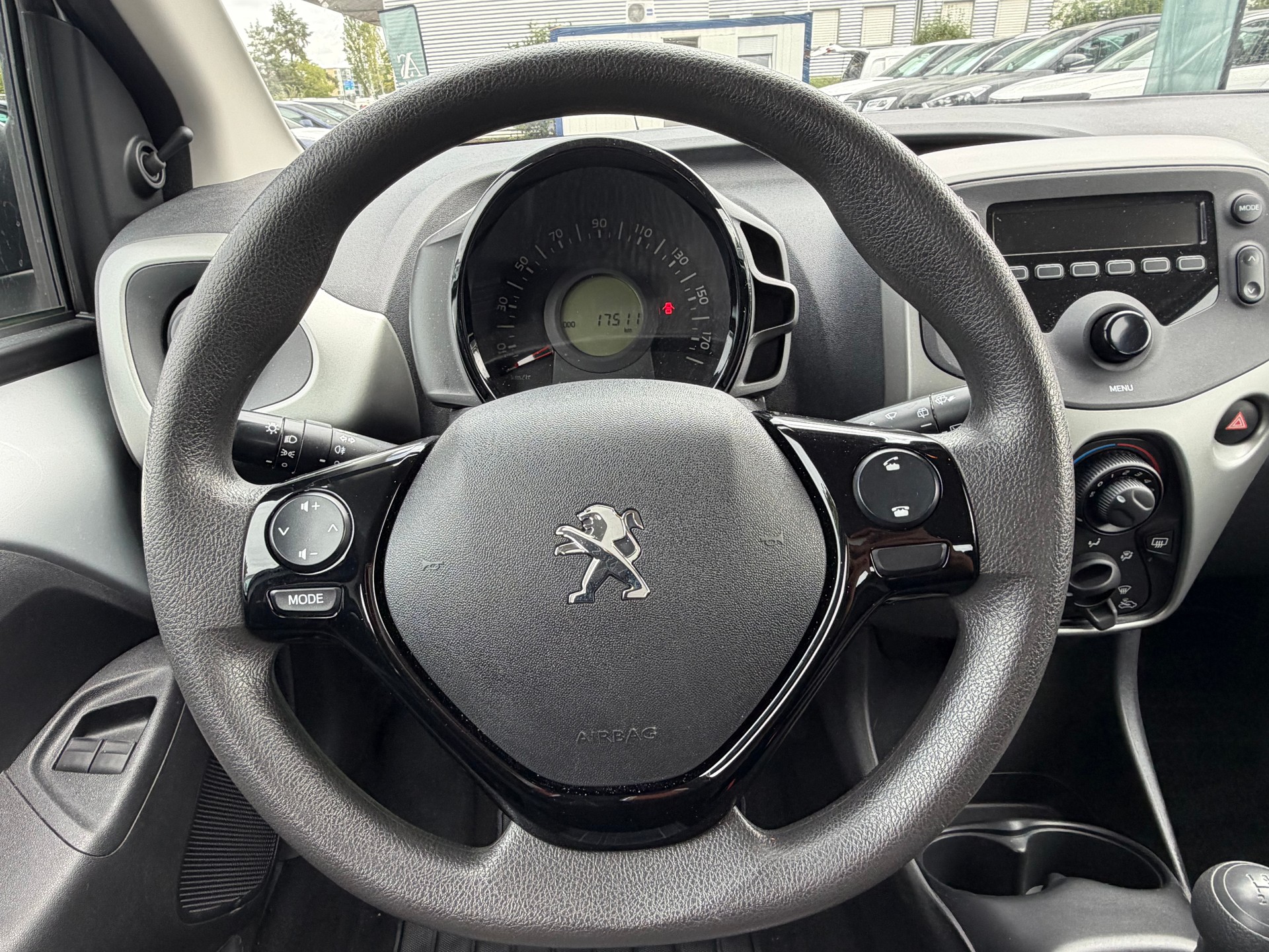 PEUGEOT 108 1.0 VTi Envy-image-12