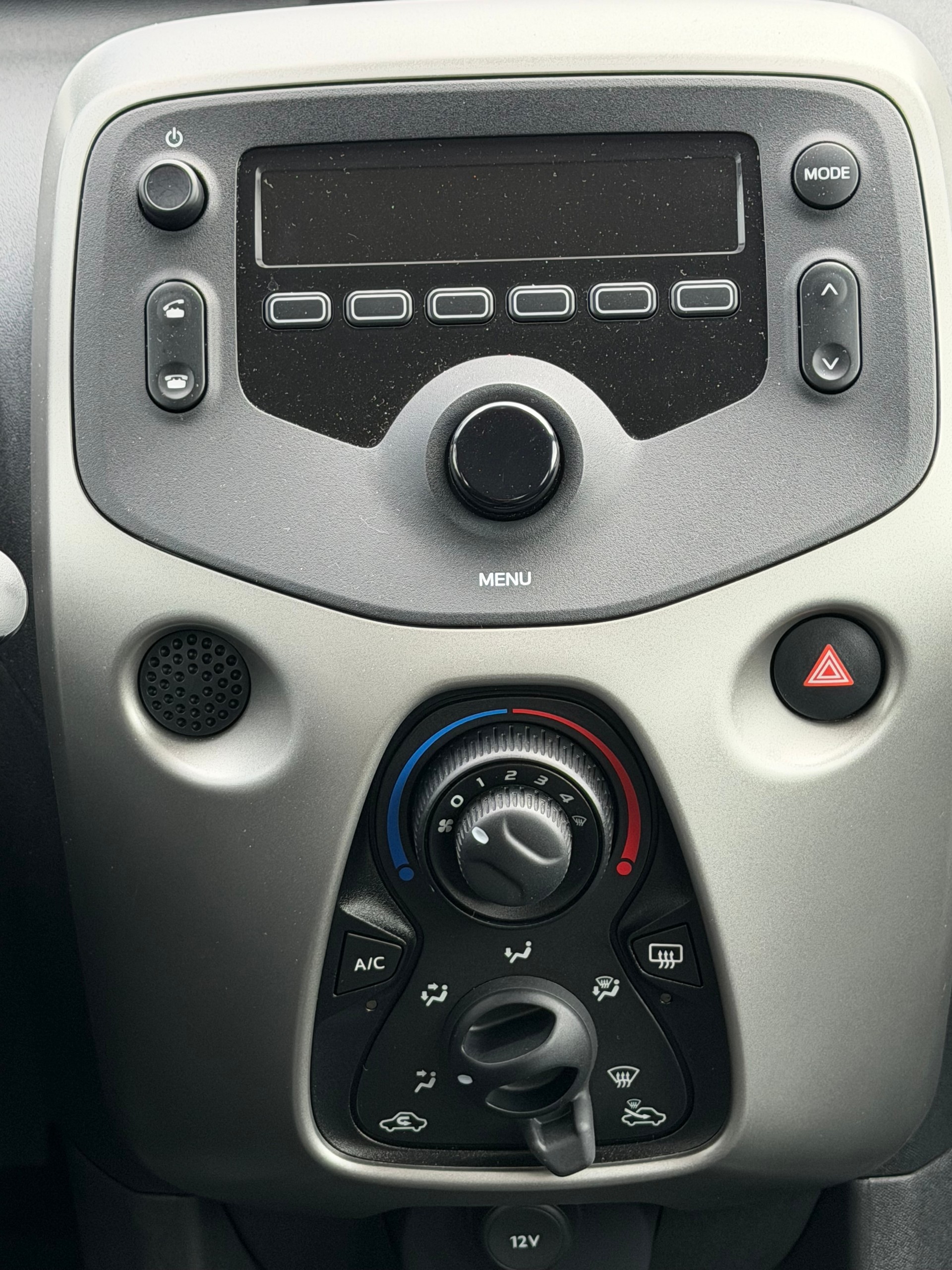 PEUGEOT 108 1.0 VTi Envy-image-13