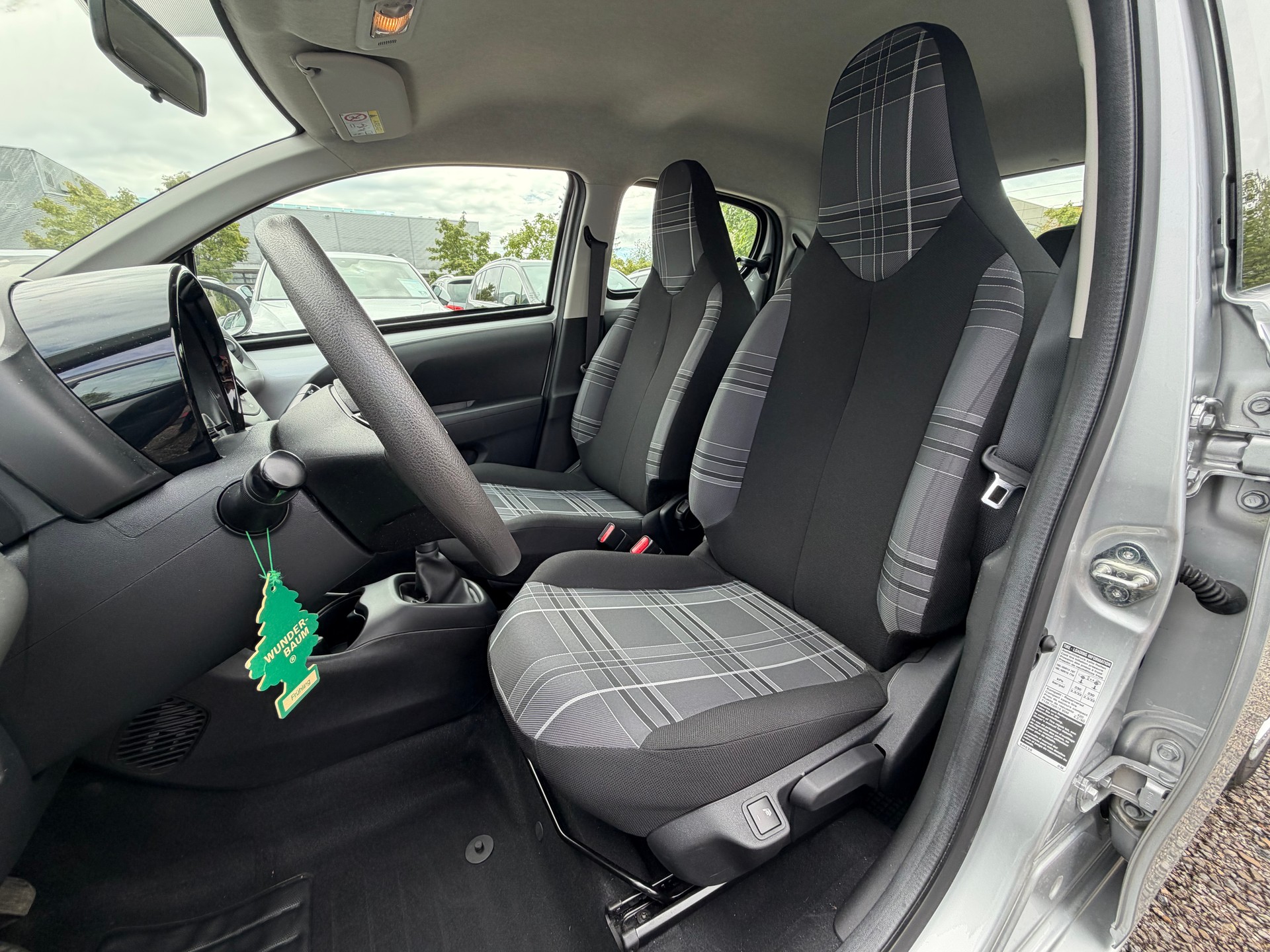 PEUGEOT 108 1.0 VTi Envy-image-8