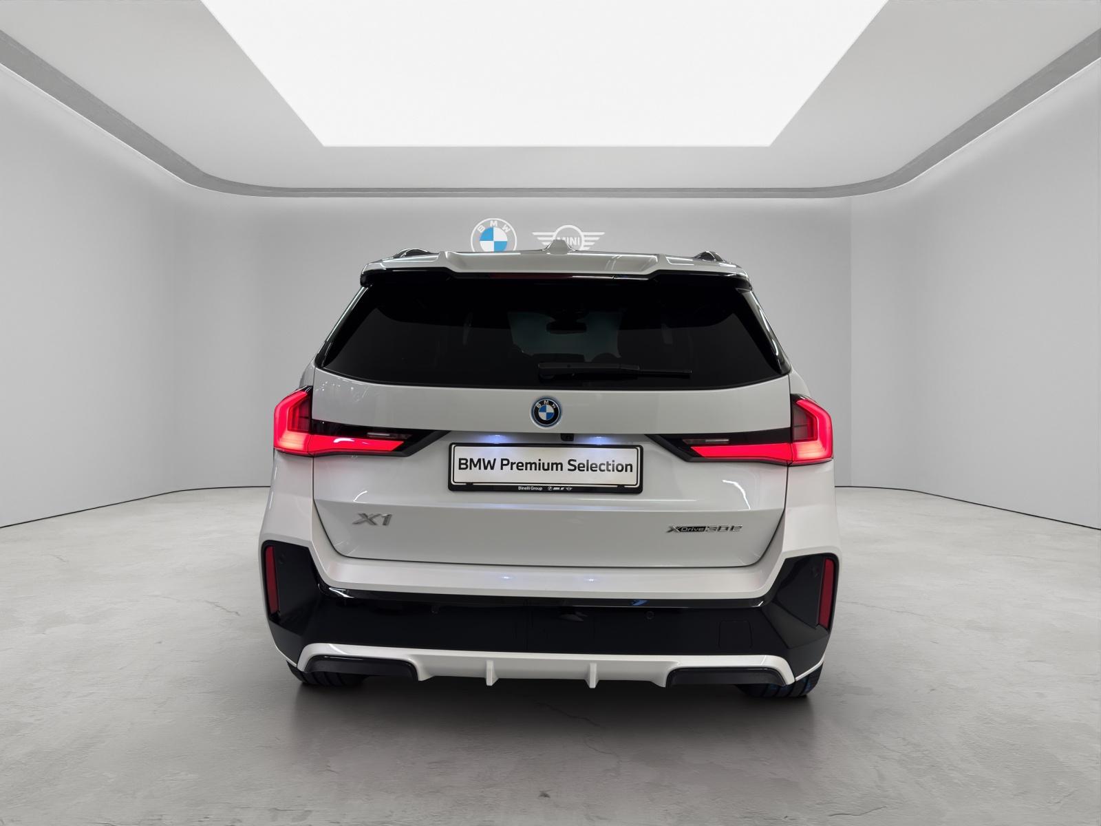 BMW X1 30e xDrive paddles-image-3