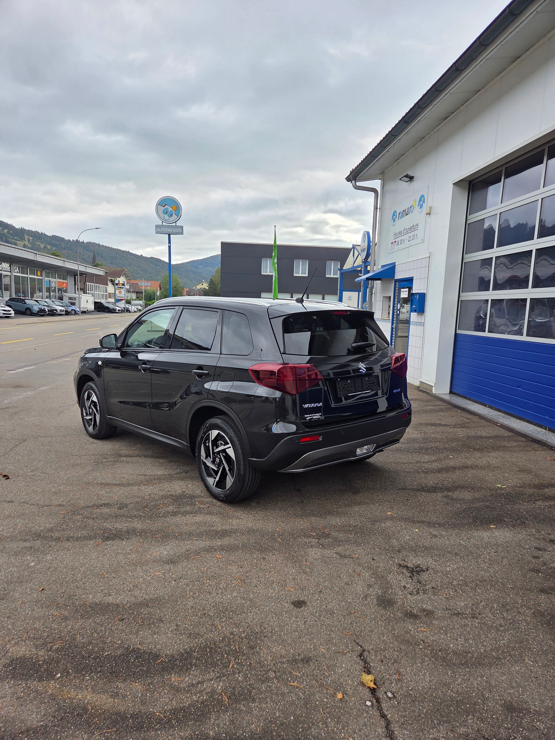 SUZUKI Vitara 1.4 Boosterjet Compact + 4x4 Hybrid Automatic-image-3