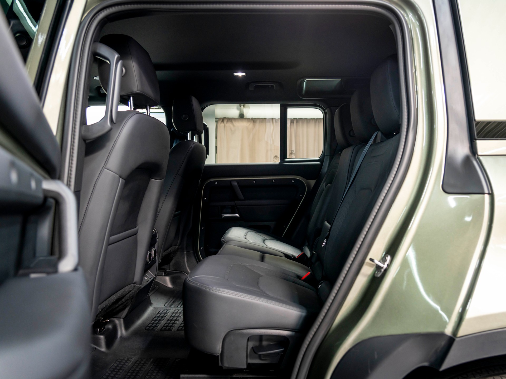 LAND ROVER Defender 110 3.0 D I6 250 S AWD AT8-image-23