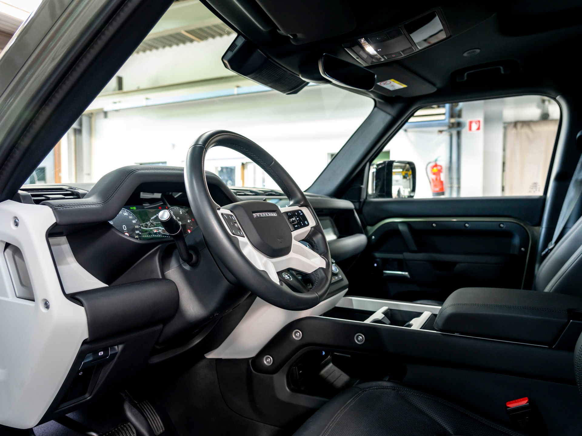 LAND ROVER Defender 110 3.0 D I6 250 S AWD AT8-image-17