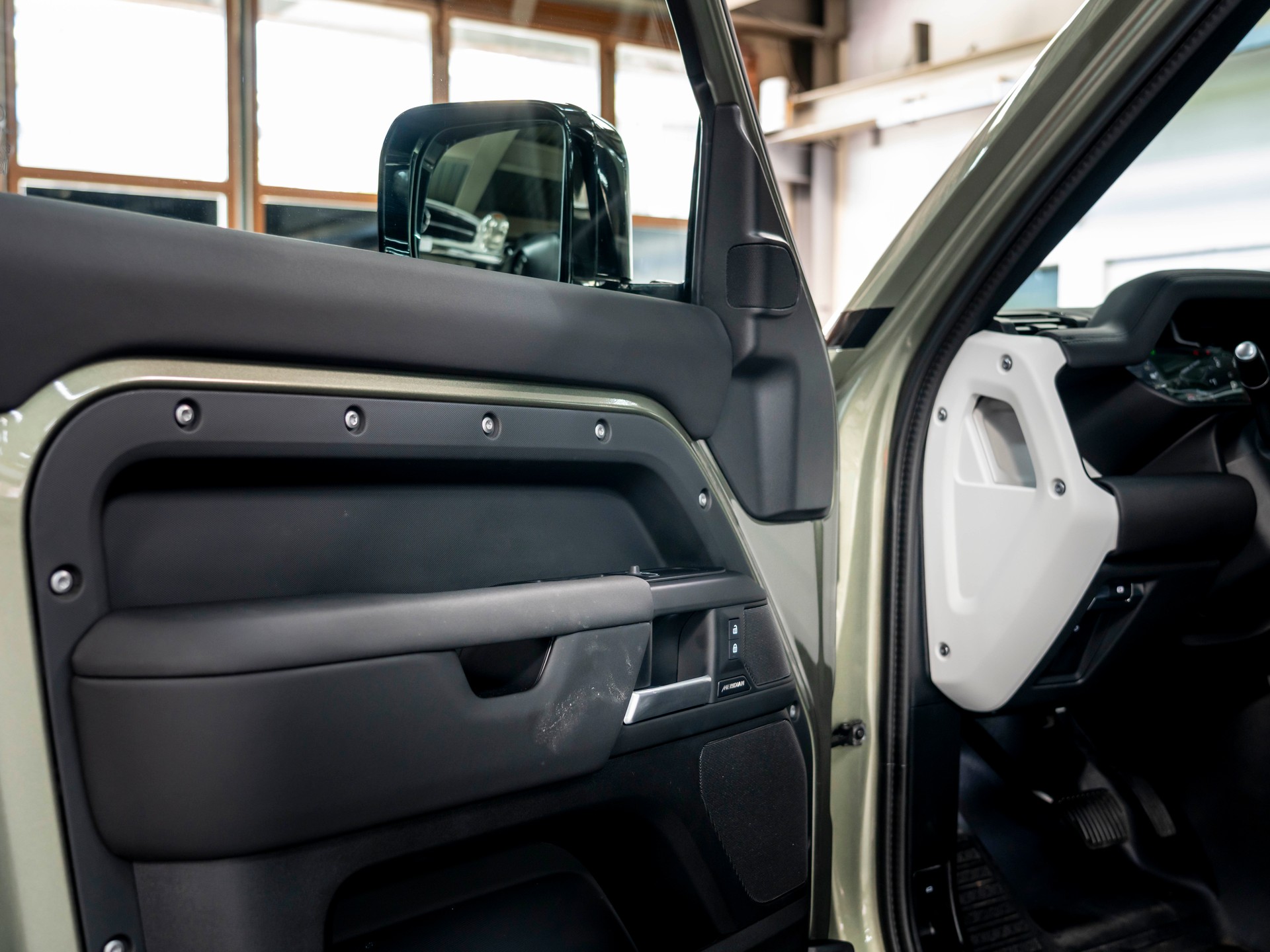 LAND ROVER Defender 110 3.0 D I6 250 S AWD AT8-image-30