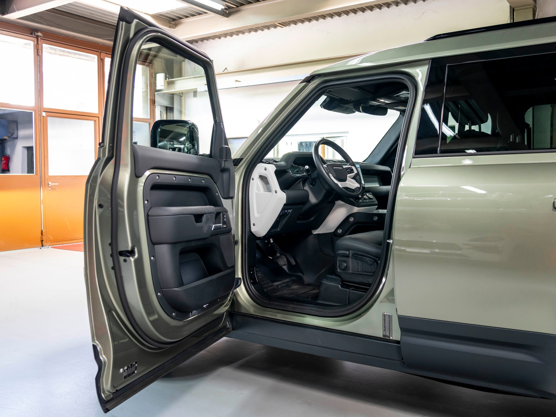 LAND ROVER Defender 110 3.0 D I6 250 S AWD AT8-image-12
