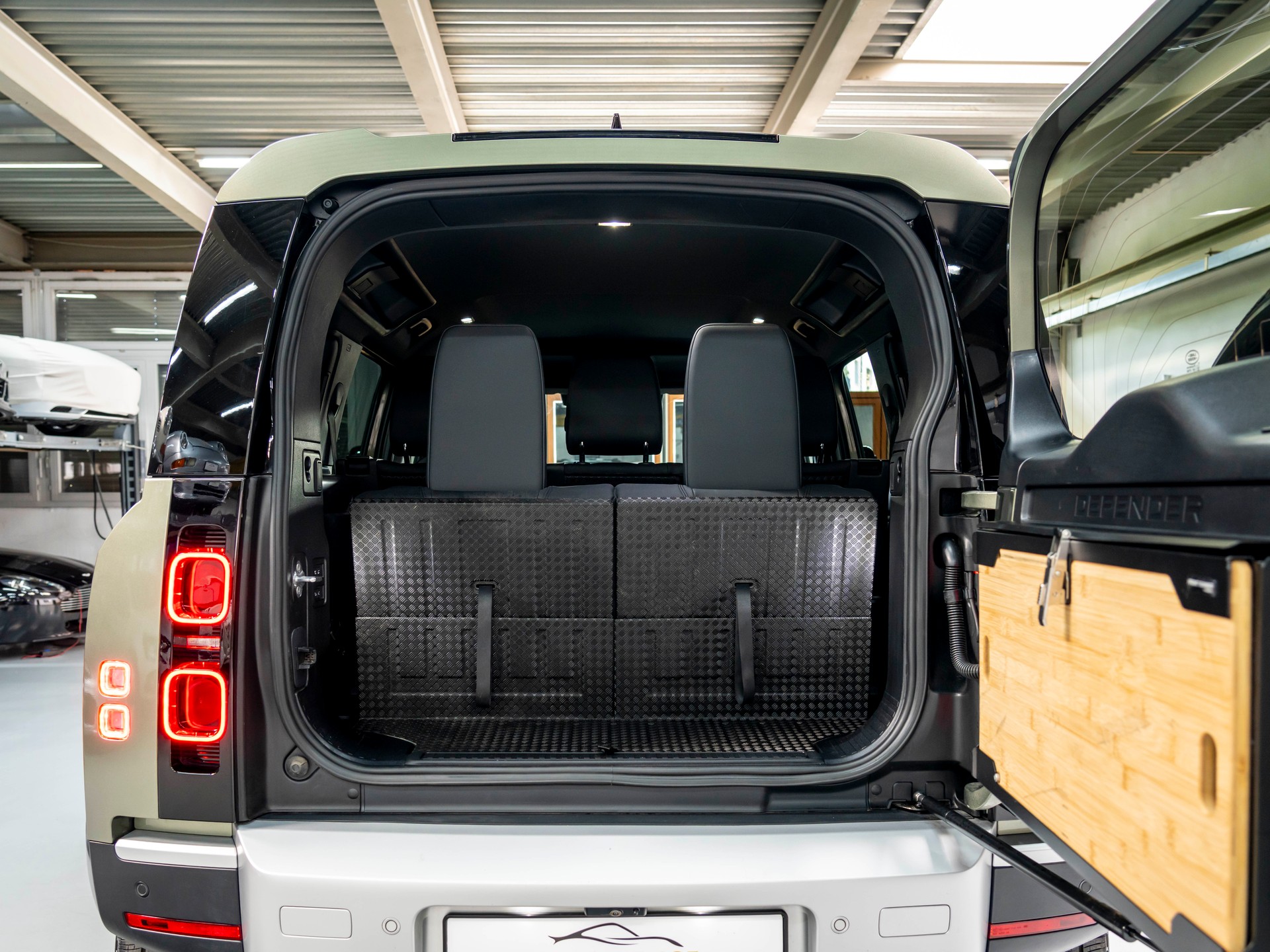 LAND ROVER Defender 110 3.0 D I6 250 S AWD AT8-image-15