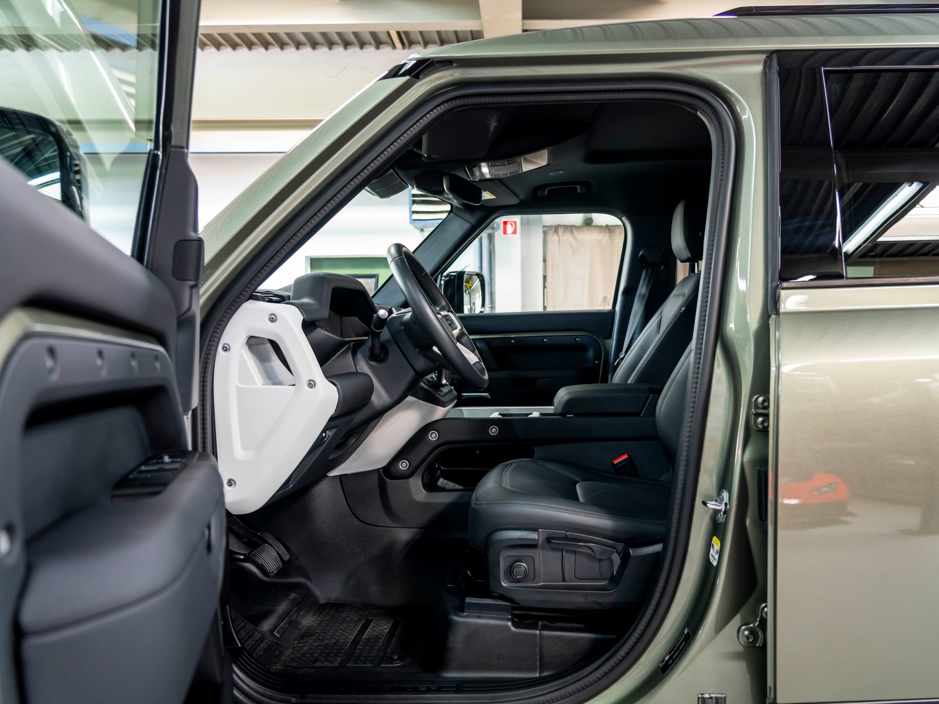 LAND ROVER Defender 110 3.0 D I6 250 S AWD AT8-image-26