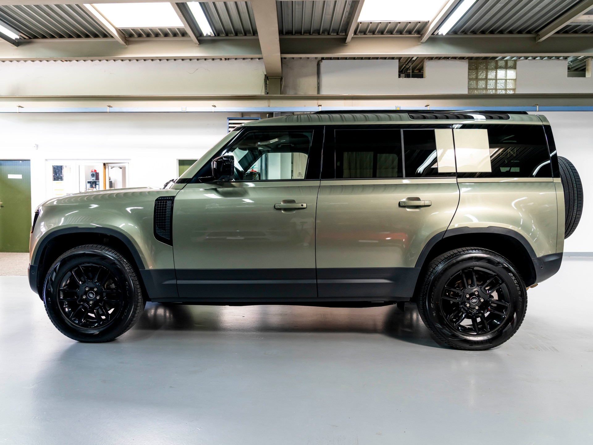 LAND ROVER Defender 110 3.0 D I6 250 S AWD AT8-image-6