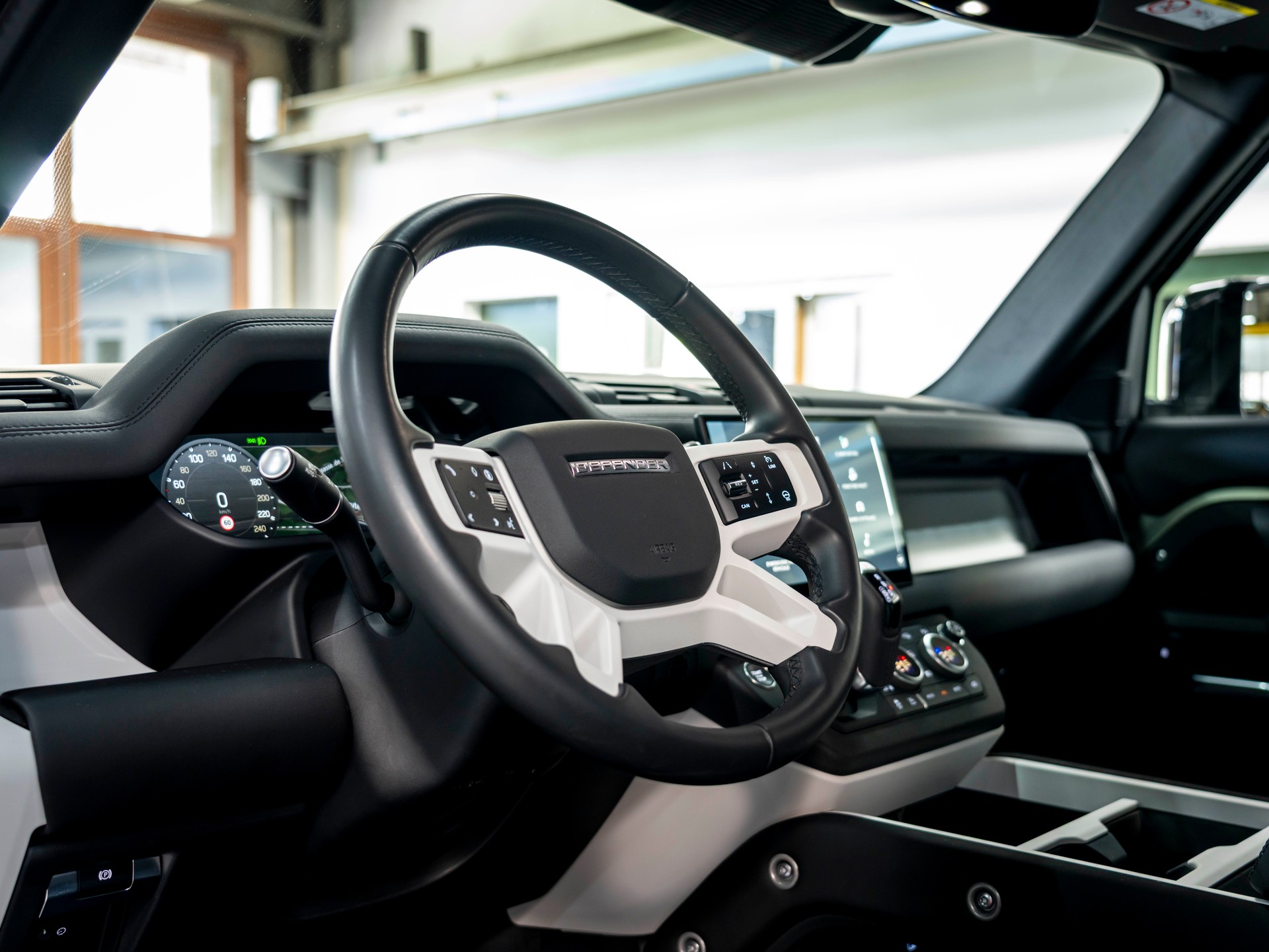 LAND ROVER Defender 110 3.0 D I6 250 S AWD AT8-image-13