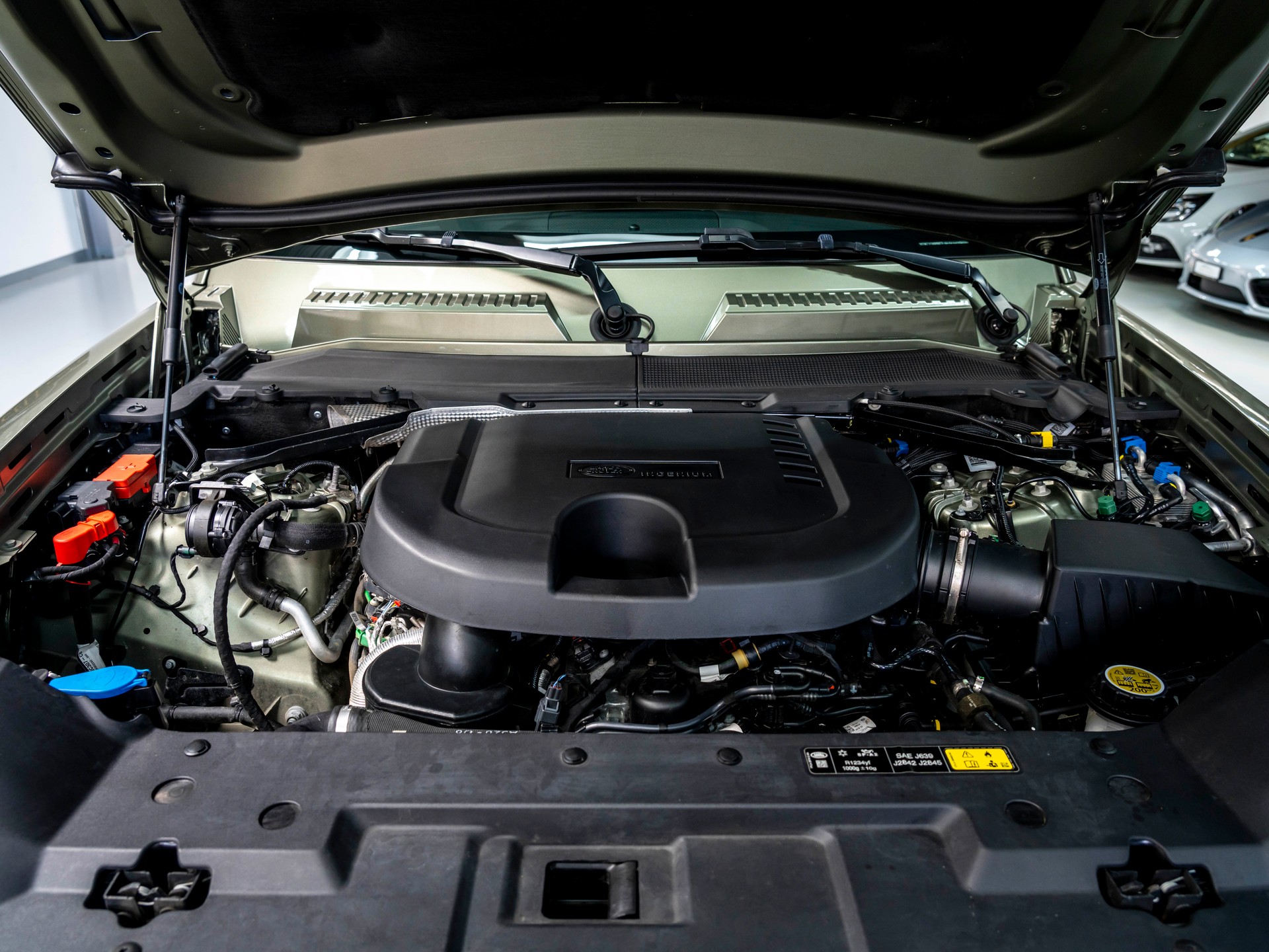 LAND ROVER Defender 110 3.0 D I6 250 S AWD AT8-image-24