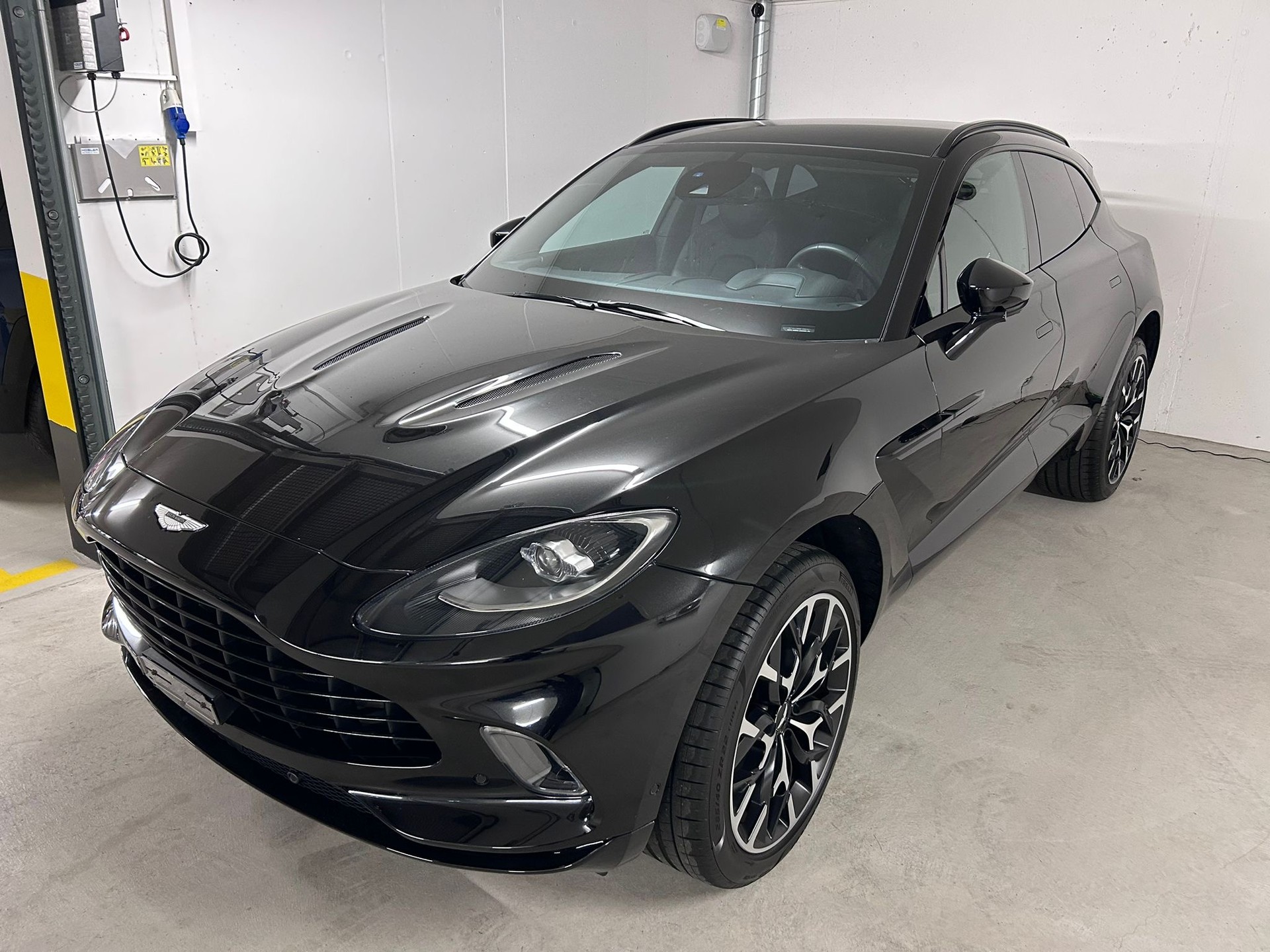 ASTON MARTIN DBX-image-8