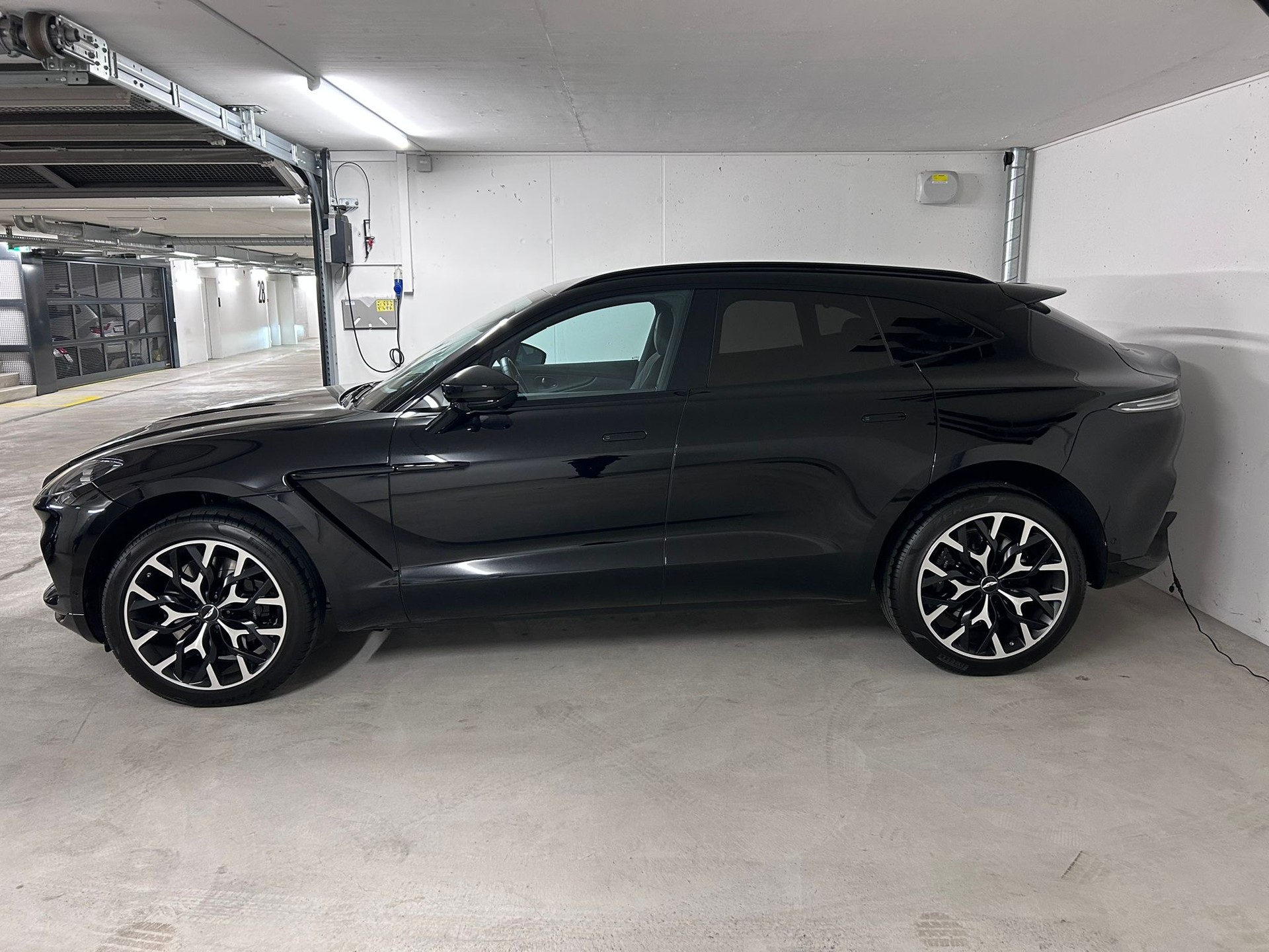 ASTON MARTIN DBX-image-1