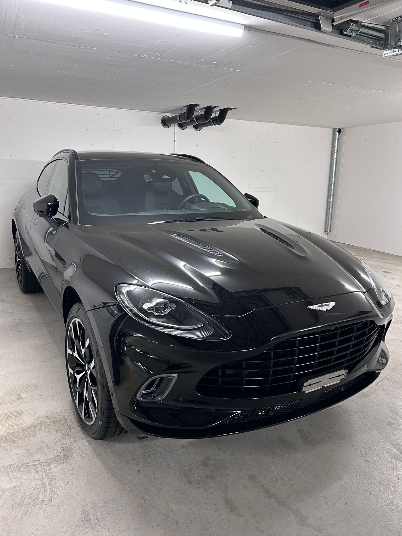 ASTON MARTIN DBX-image-0