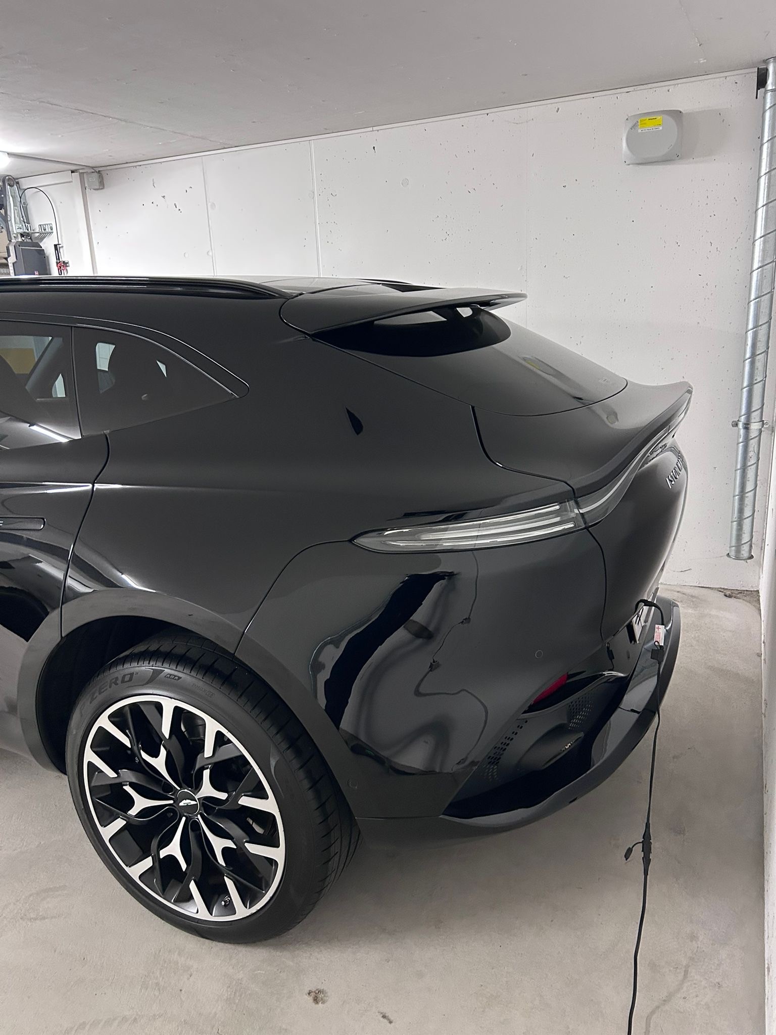 ASTON MARTIN DBX-image-2