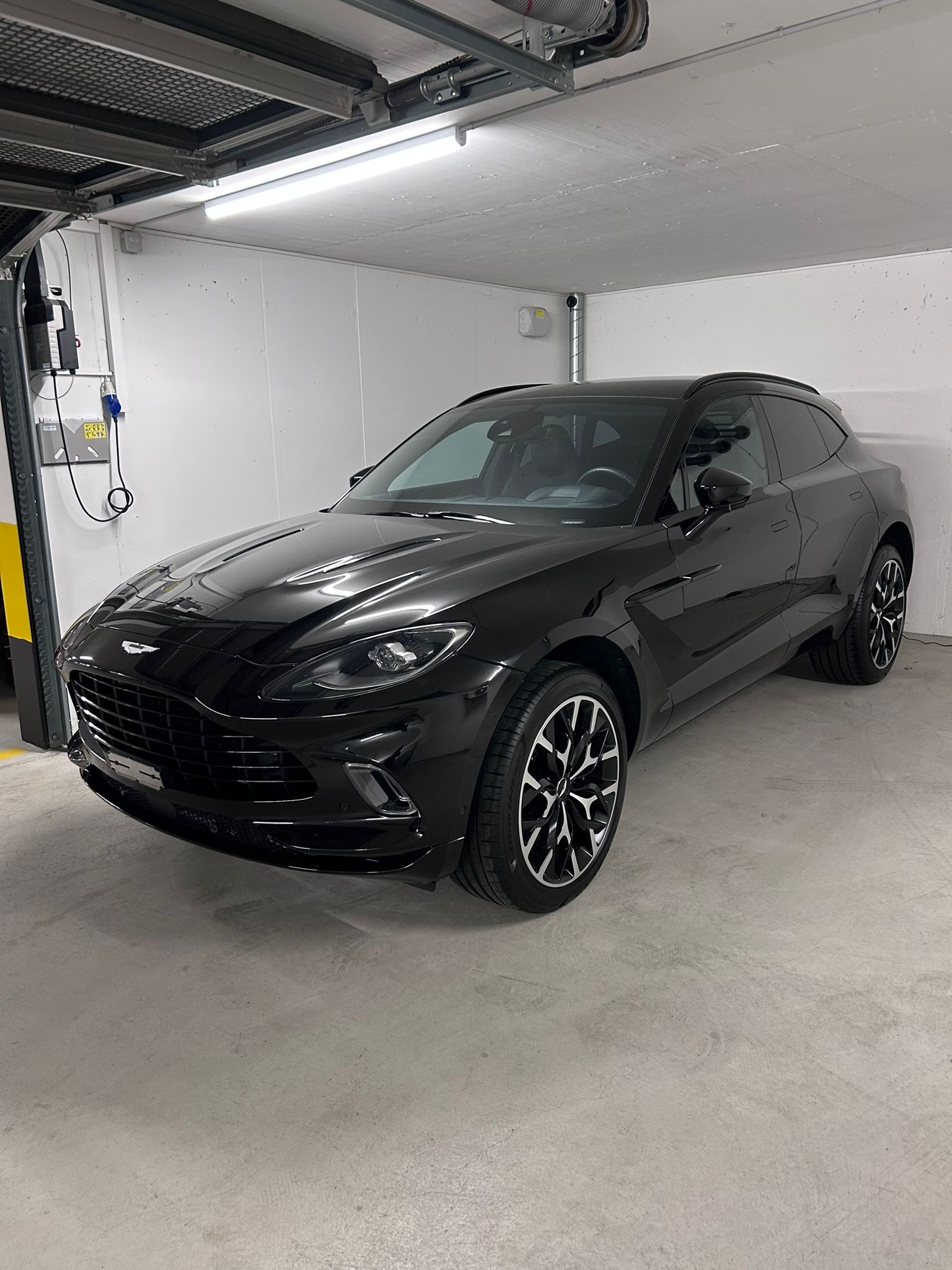 ASTON MARTIN DBX-image-3