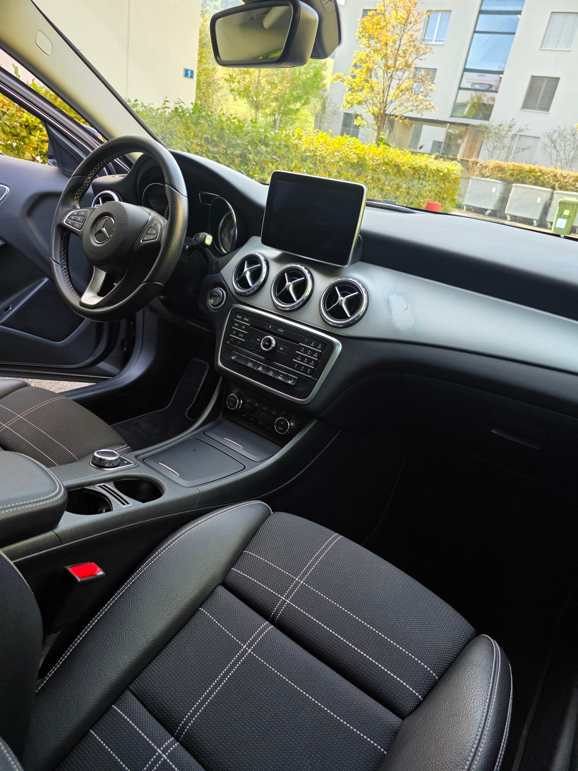 MERCEDES-BENZ GLA 200 Night Star 7G-DCT-image-10