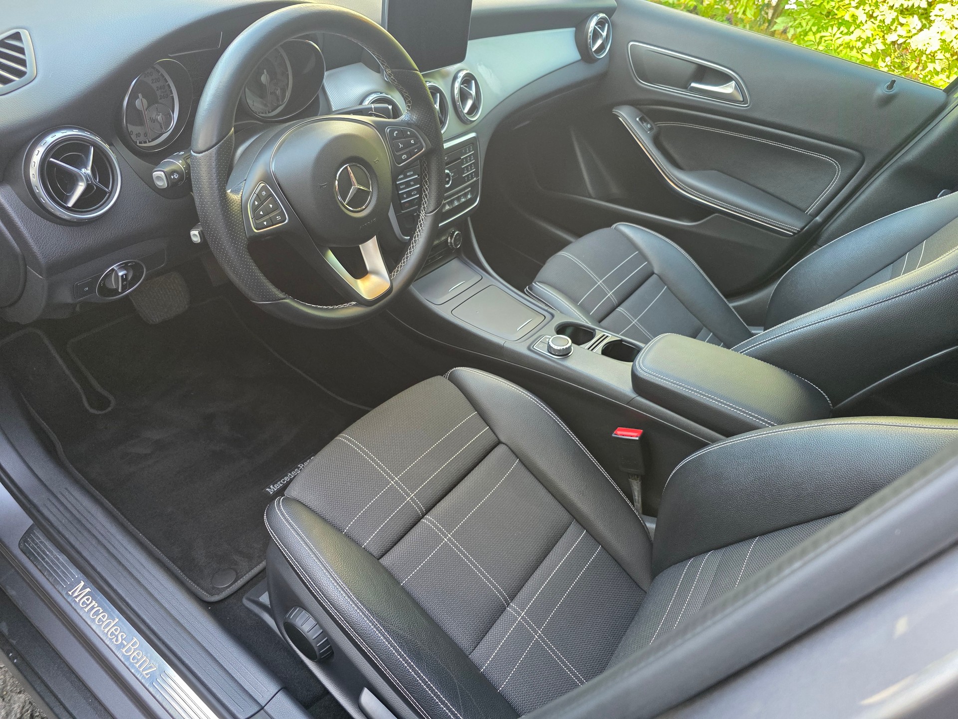 MERCEDES-BENZ GLA 200 Night Star 7G-DCT-image-6