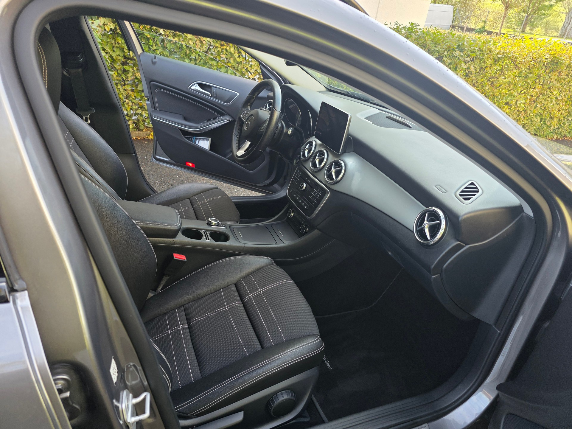 MERCEDES-BENZ GLA 200 Night Star 7G-DCT-image-9
