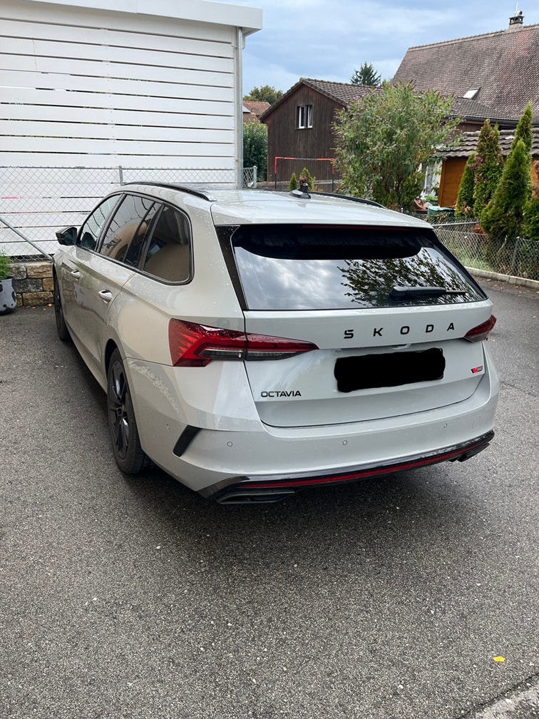 SKODA Octavia Combi 2.0 TSI DSG RS-image-4
