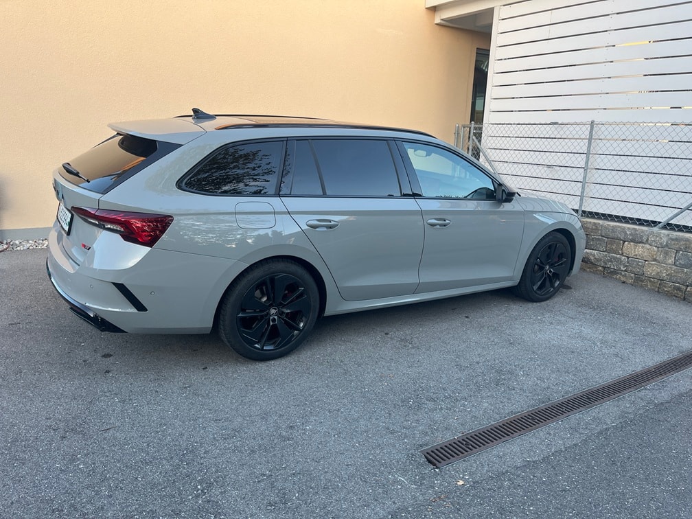 SKODA Octavia Combi 2.0 TSI DSG RS-image-1