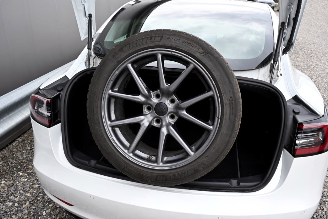 TESLA Model 3-image-13